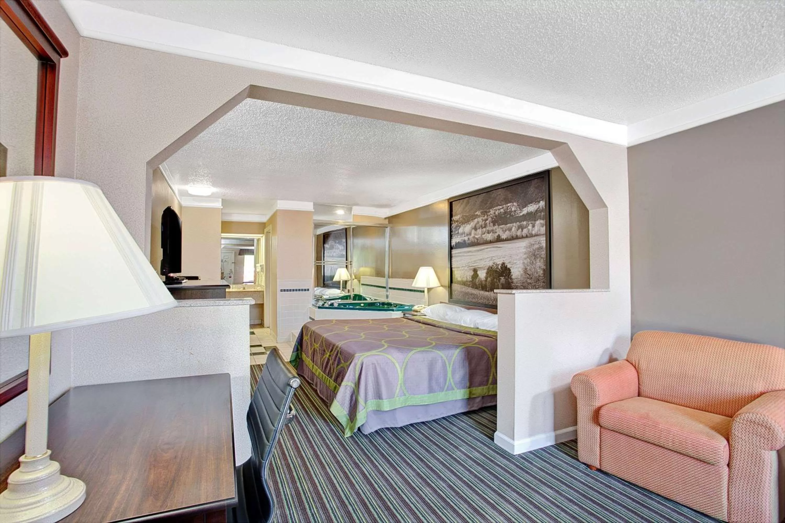 Photo of the whole room, Bed in Super 8 by Wyndham Knoxville East