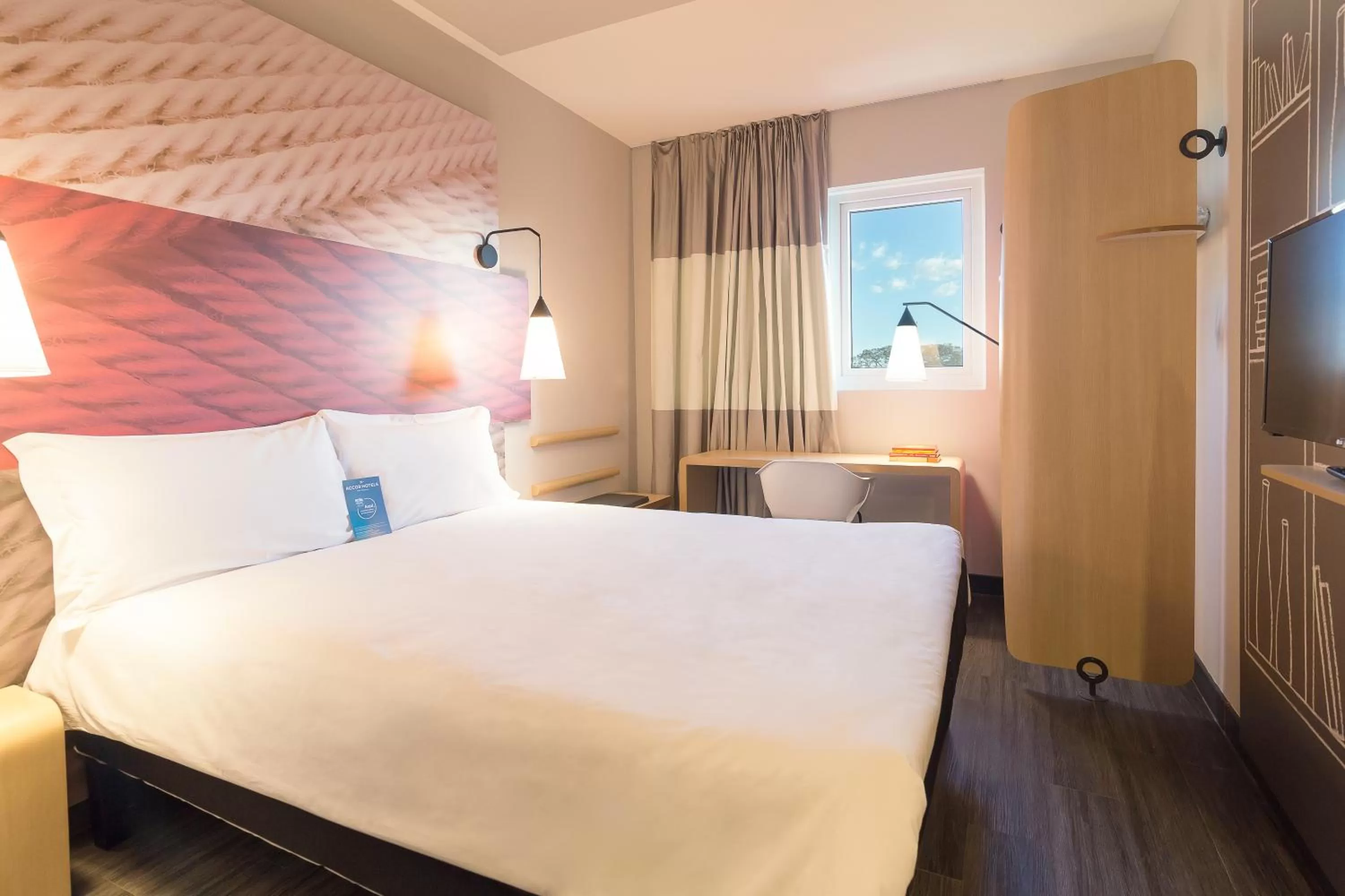 Photo of the whole room, Bed in ibis Erechim