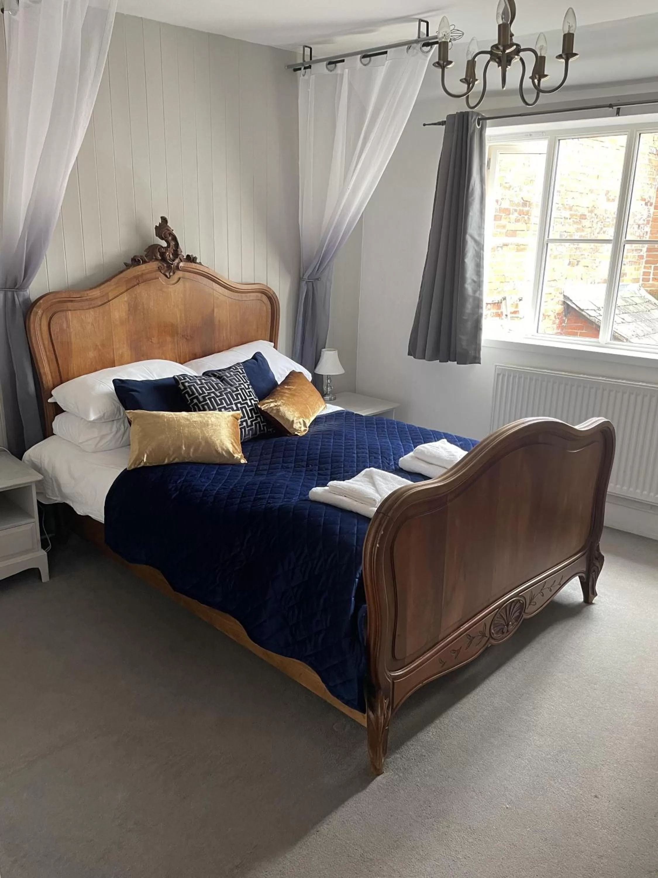 Bedroom in The Lamb Inn