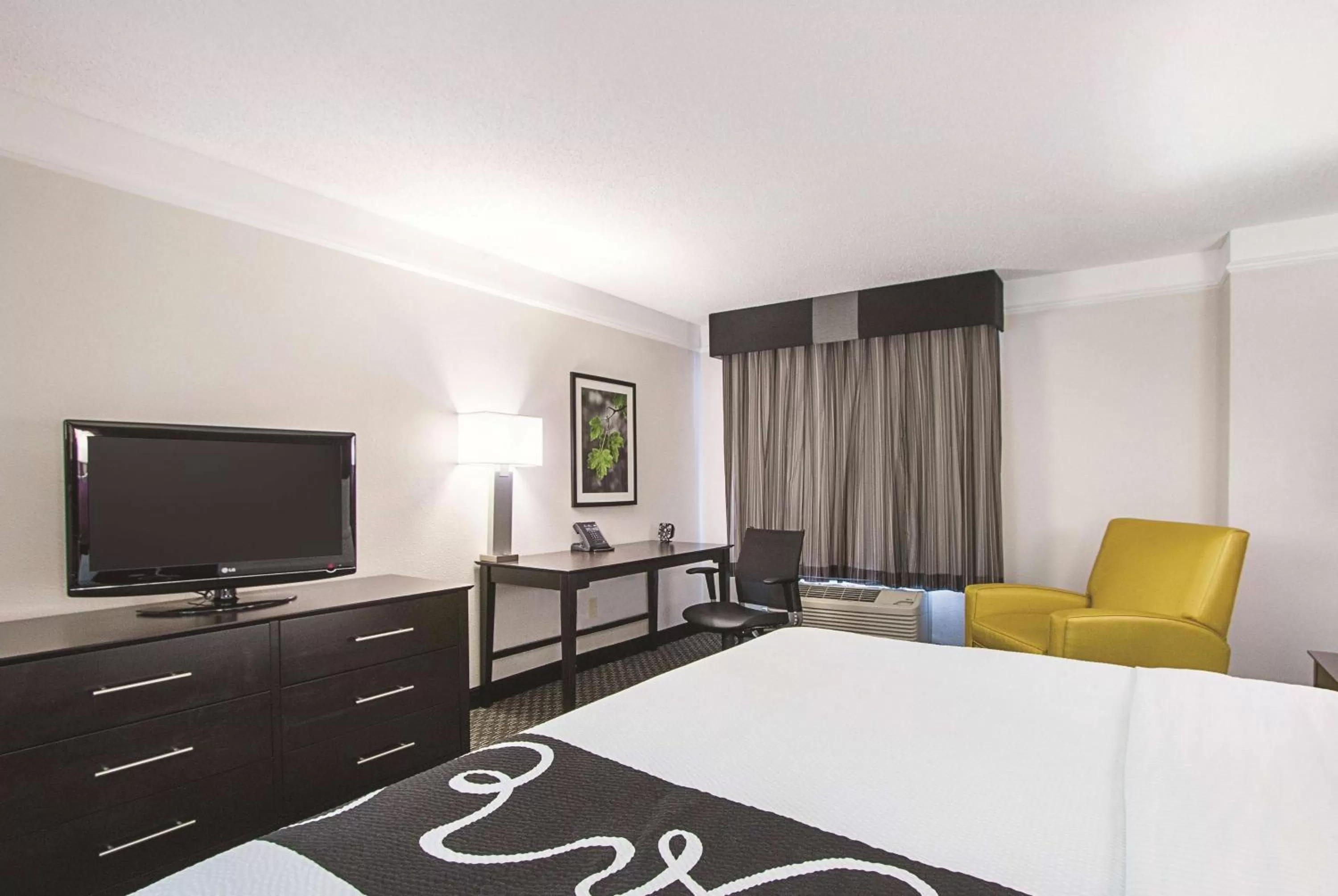 Photo of the whole room, Bed in La Quinta Inn & Suites by Wyndham University Area Chapel Hill