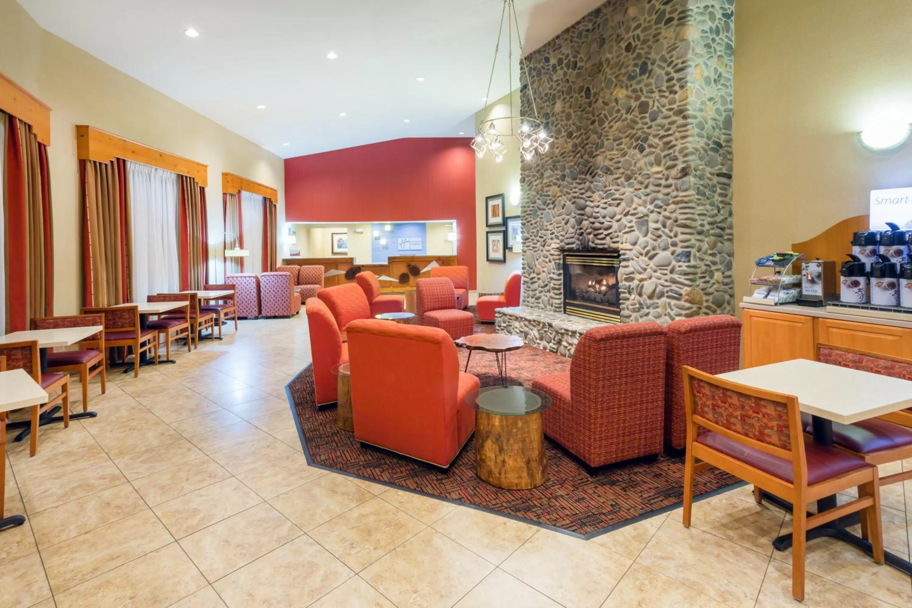 Lobby or reception in Holiday Inn Express Roseburg by IHG