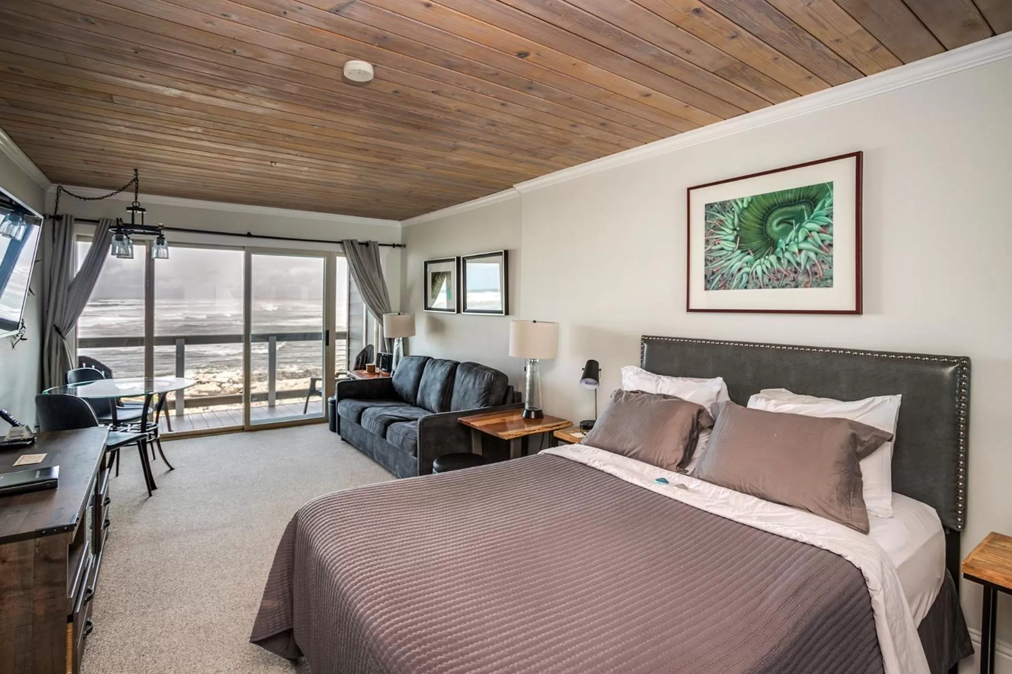 Bed in Lanai at the Cove