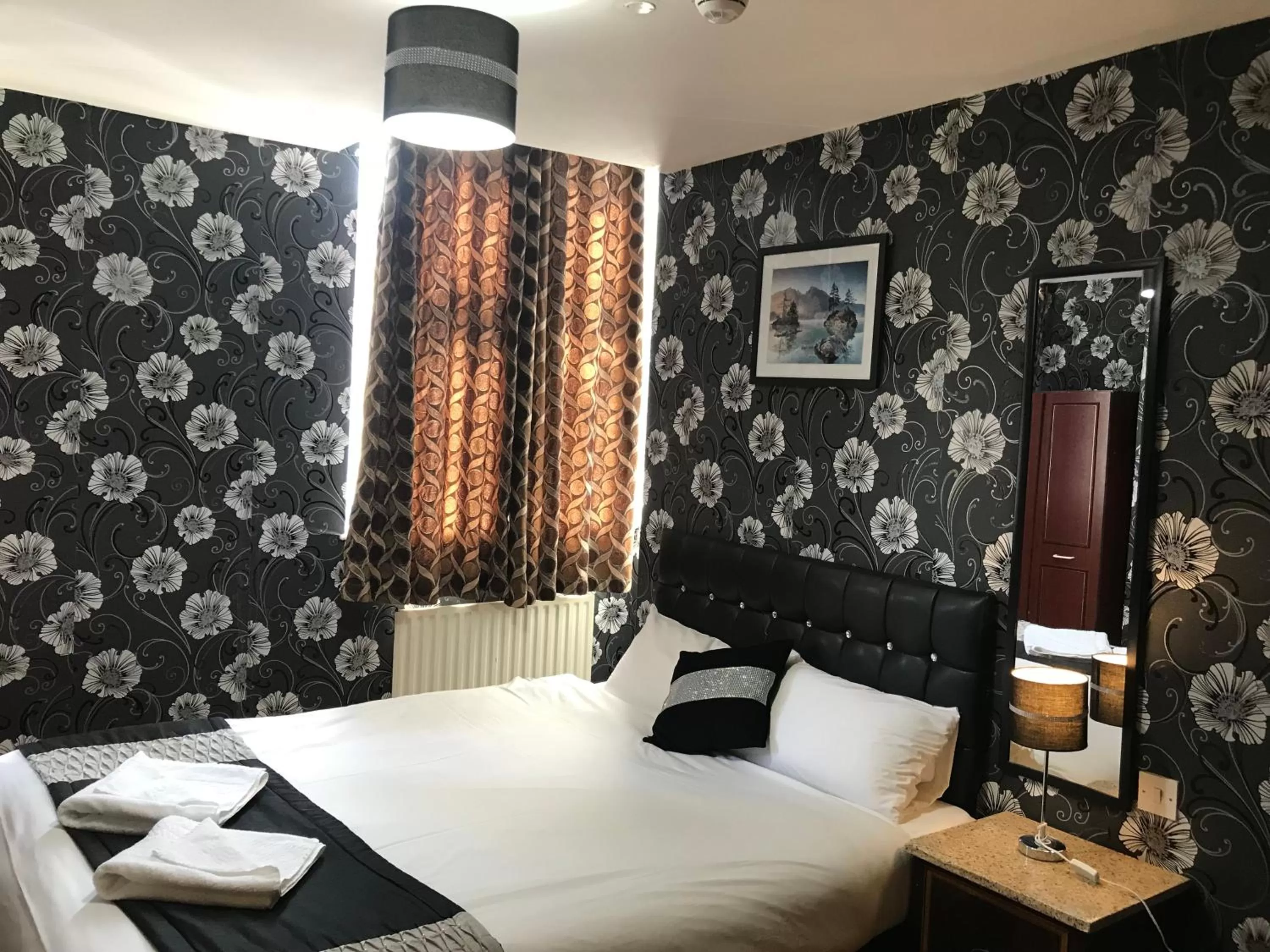 Bedroom, Bed in Pacific Inn London Heathrow