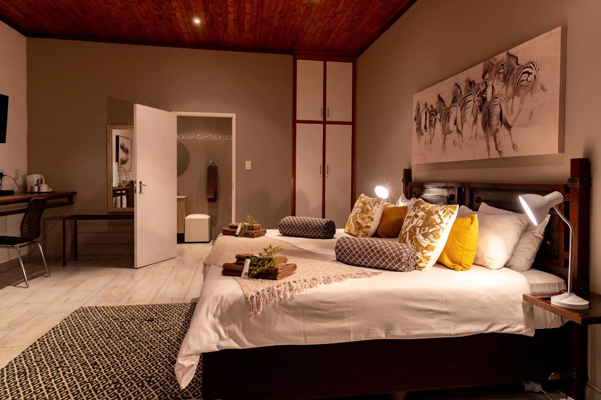 Bed in Out of Africa Town Lodge