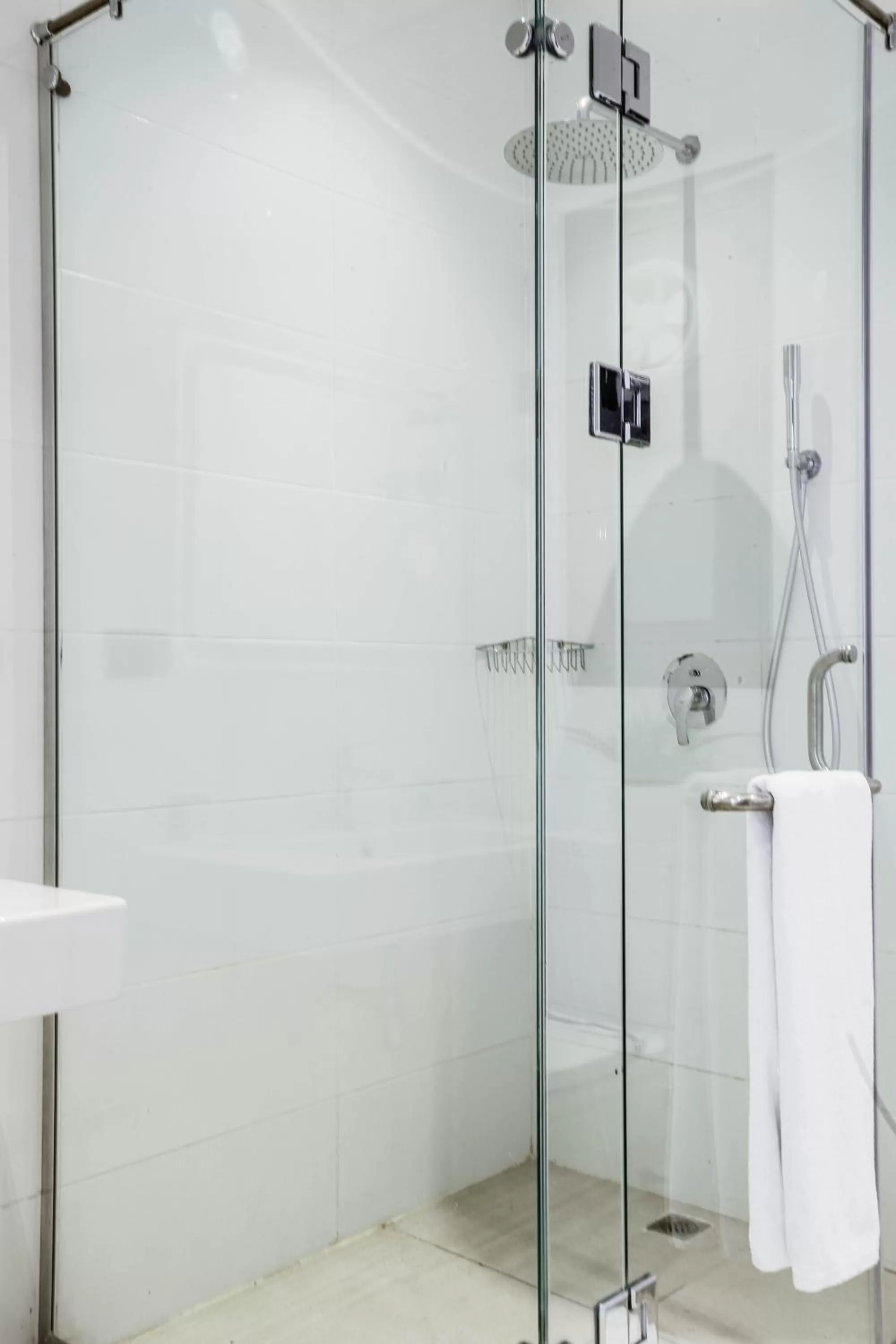 Shower in NewCity Hotel & Suites