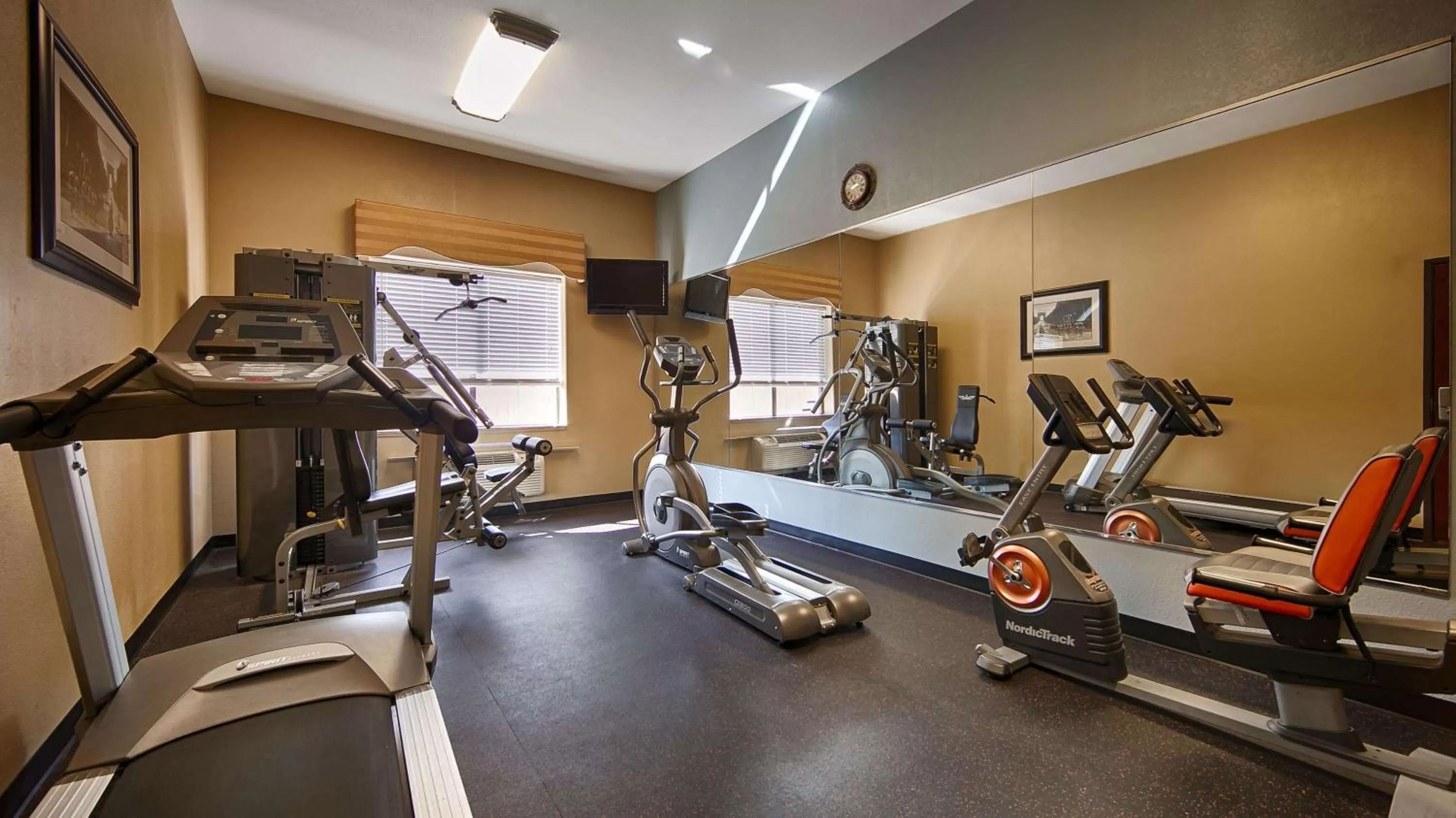 Fitness centre/facilities in Best Western Orange Inn & Suites