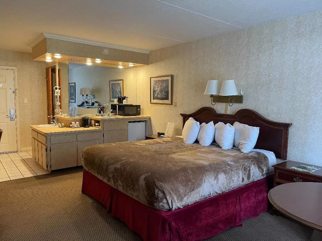 Bed in Zoders Inn and Suites