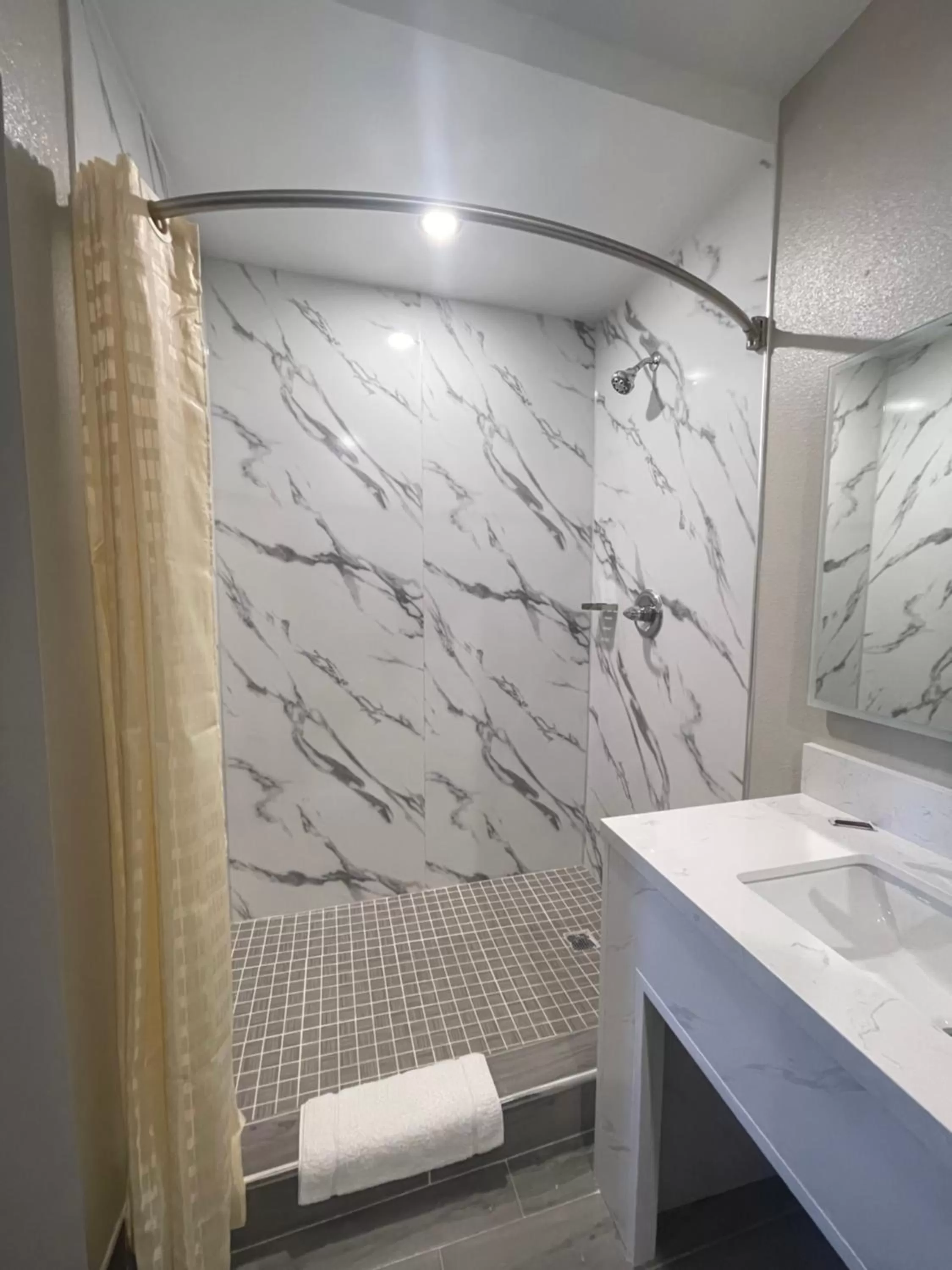 Shower in Stadium Inn & Spas