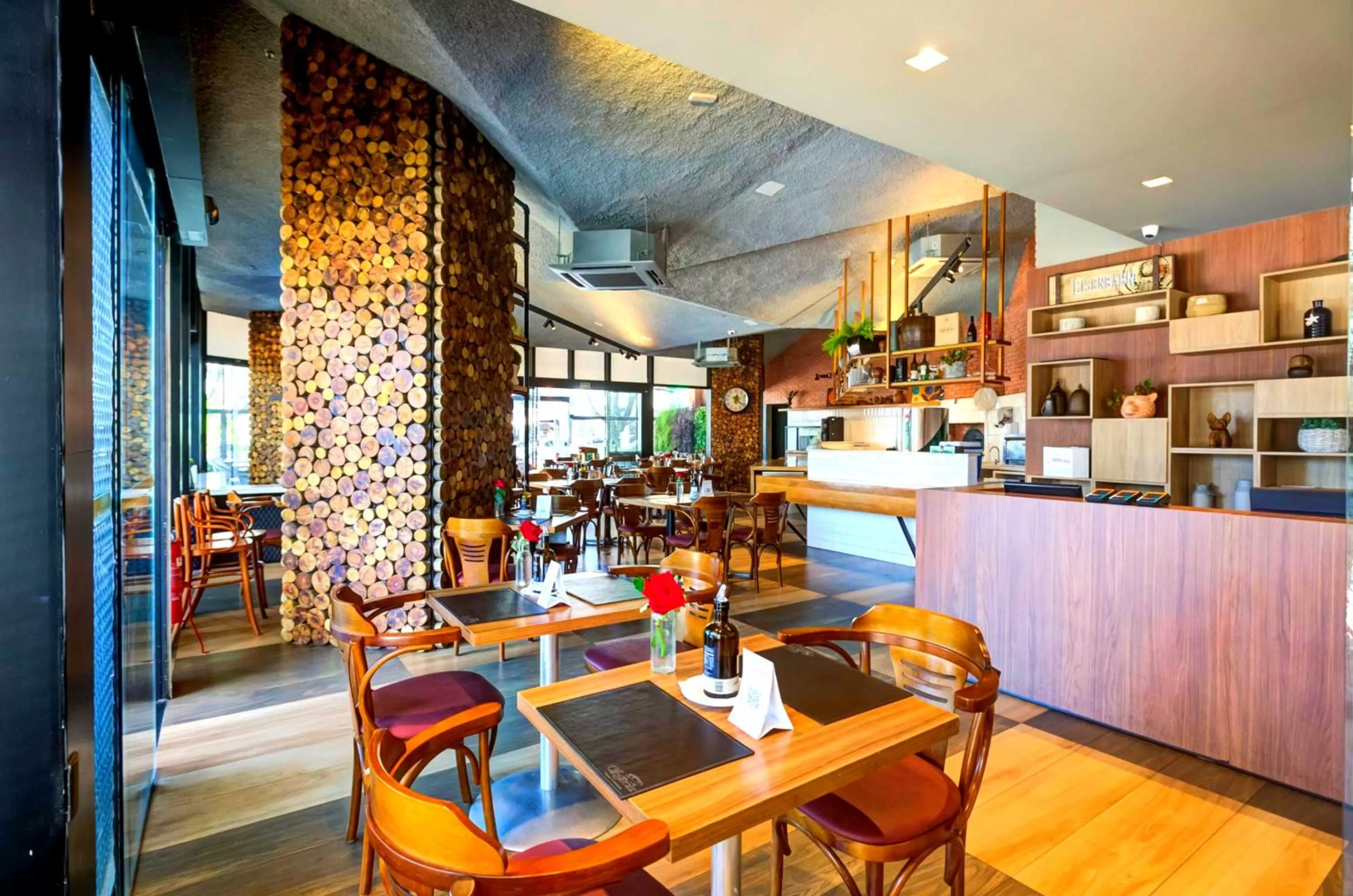 Restaurant/places to eat in ibis Vitoria Praia do Canto