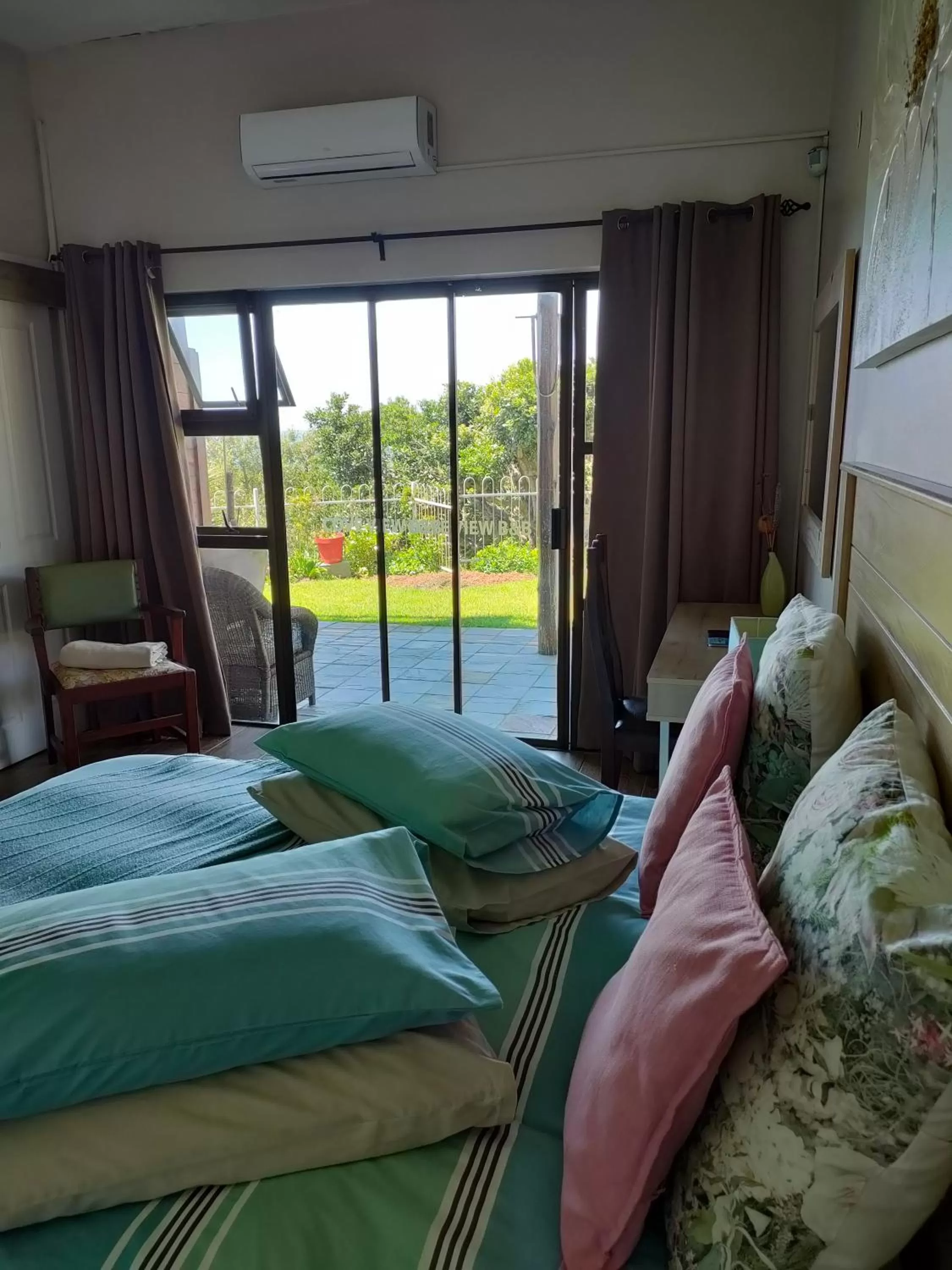 Photo of the whole room, Bed in Cove View B&B