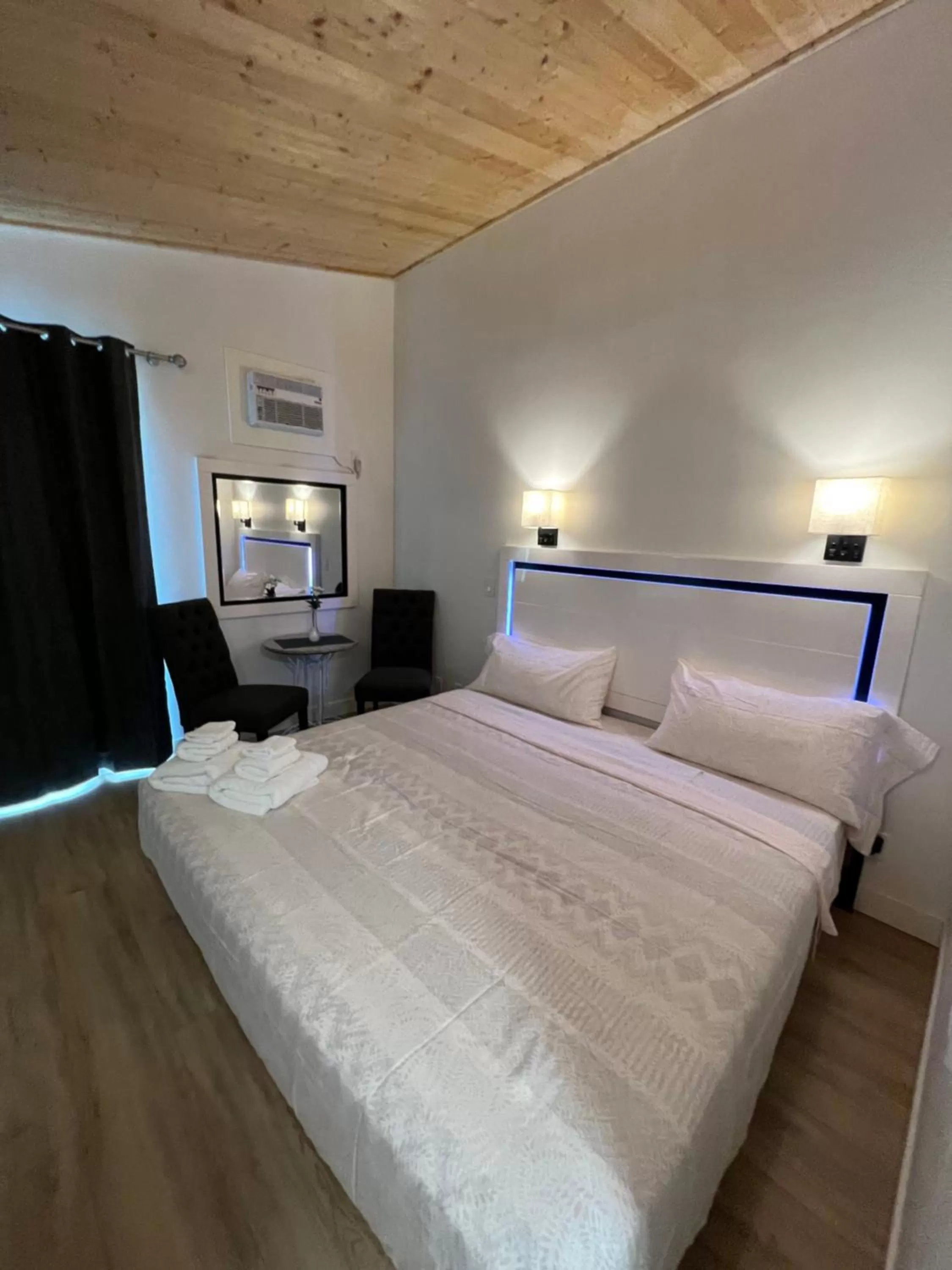 Bedroom, Bed in Destination Inn Cache Creek