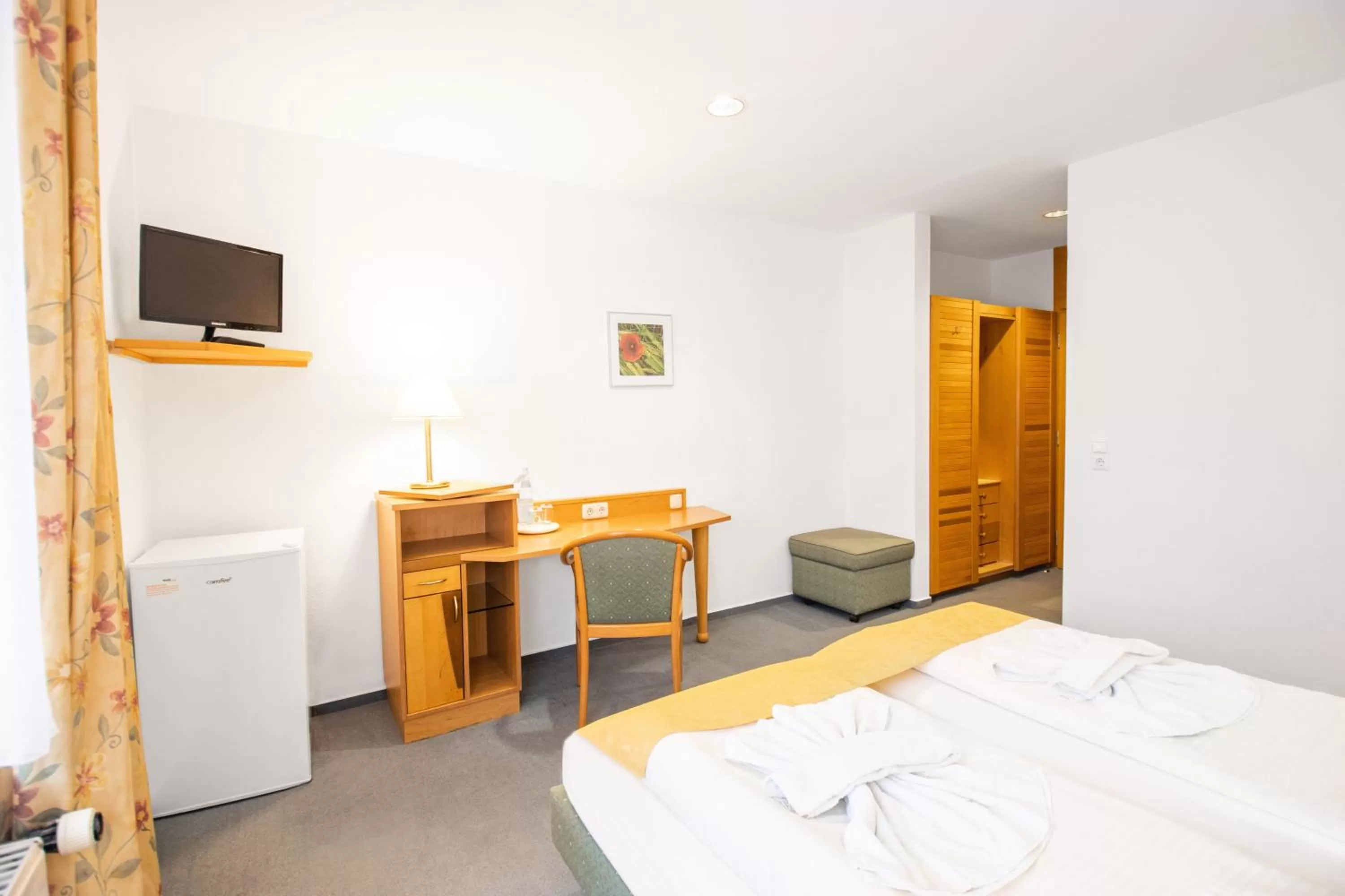 Photo of the whole room, Bed in Hotel garni Zwickau-Mosel