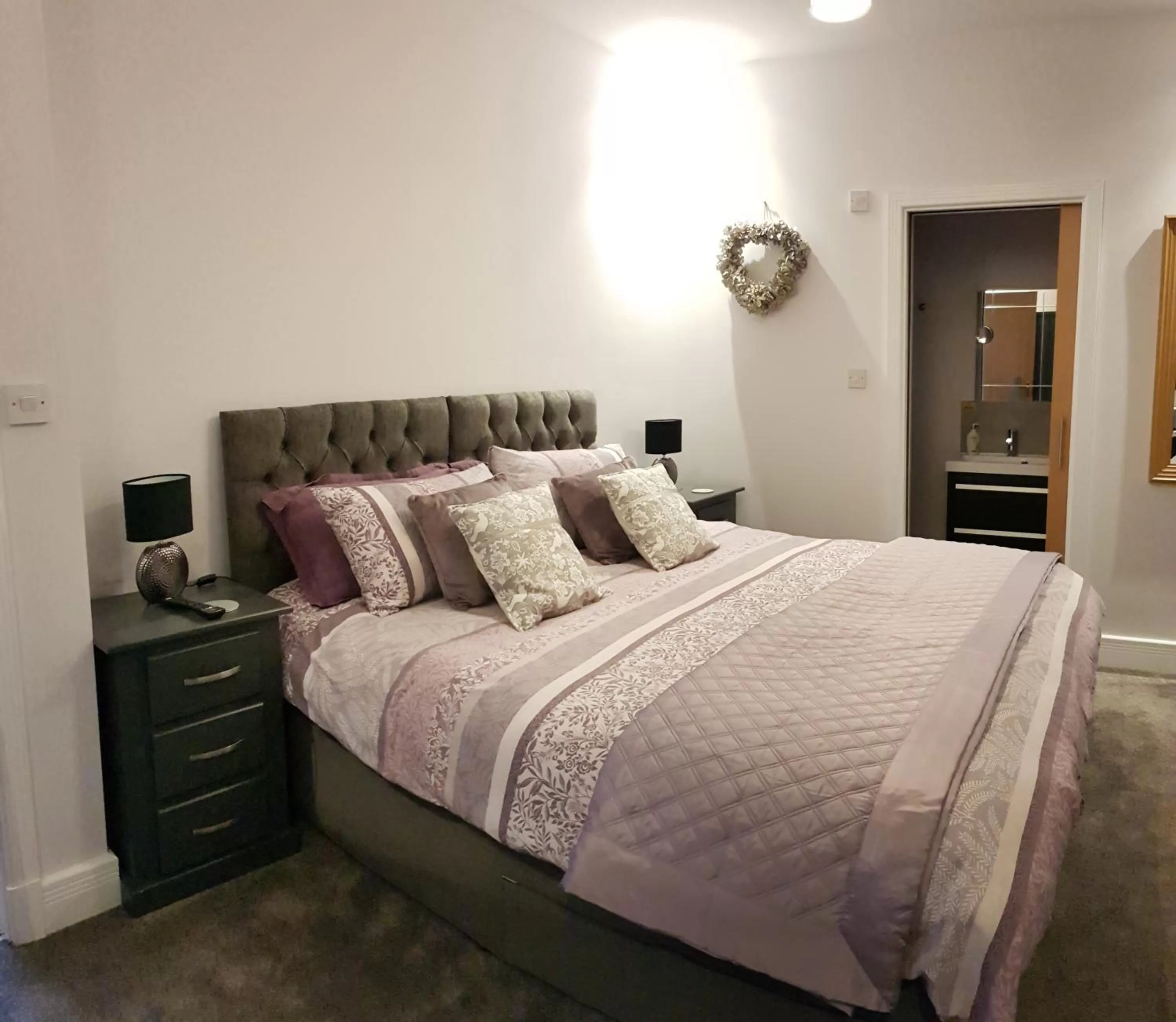 Photo of the whole room, Bed in Saracens House