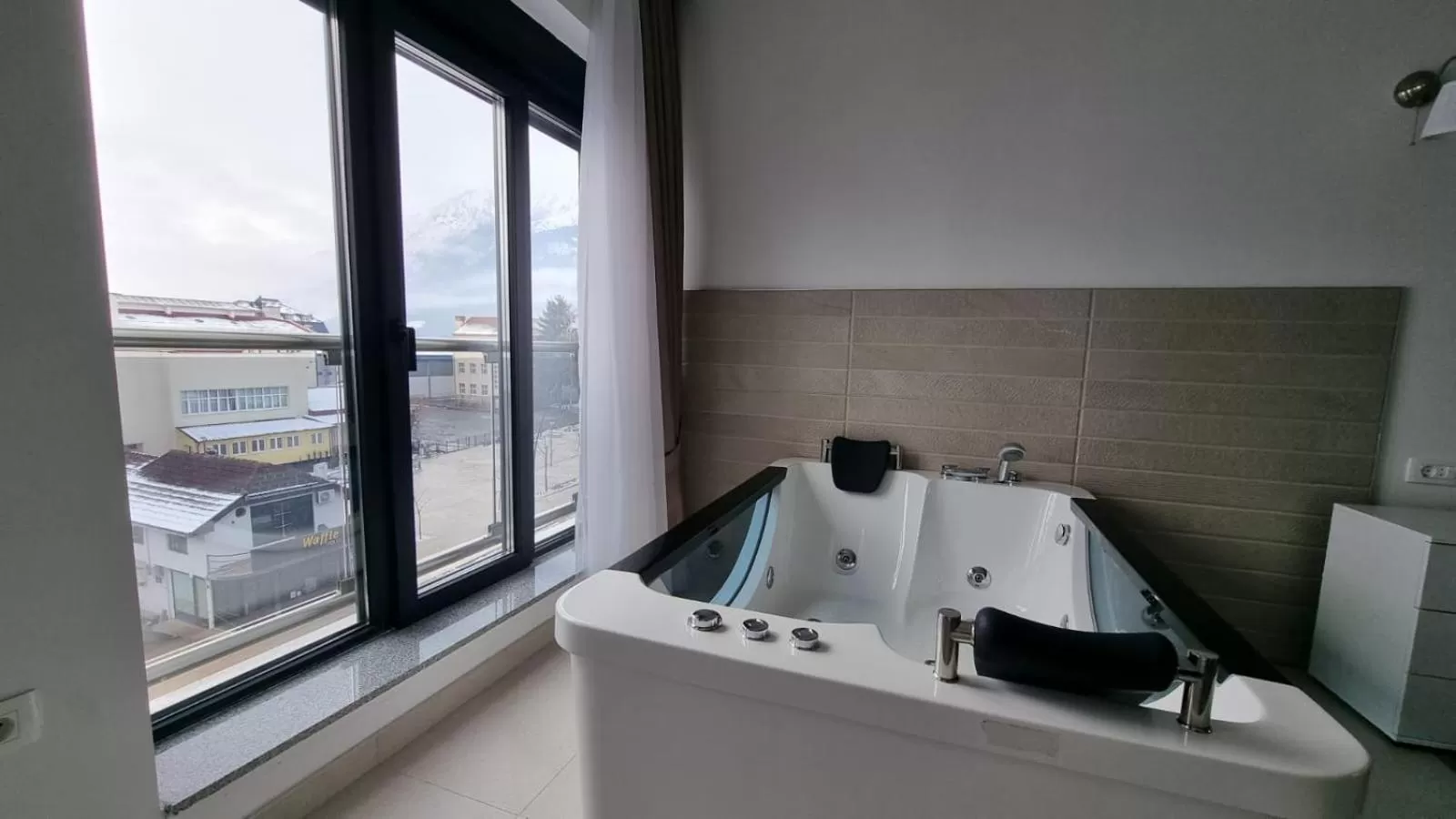 Hot Tub in Elan Luxury Apartments & Lounge Bar