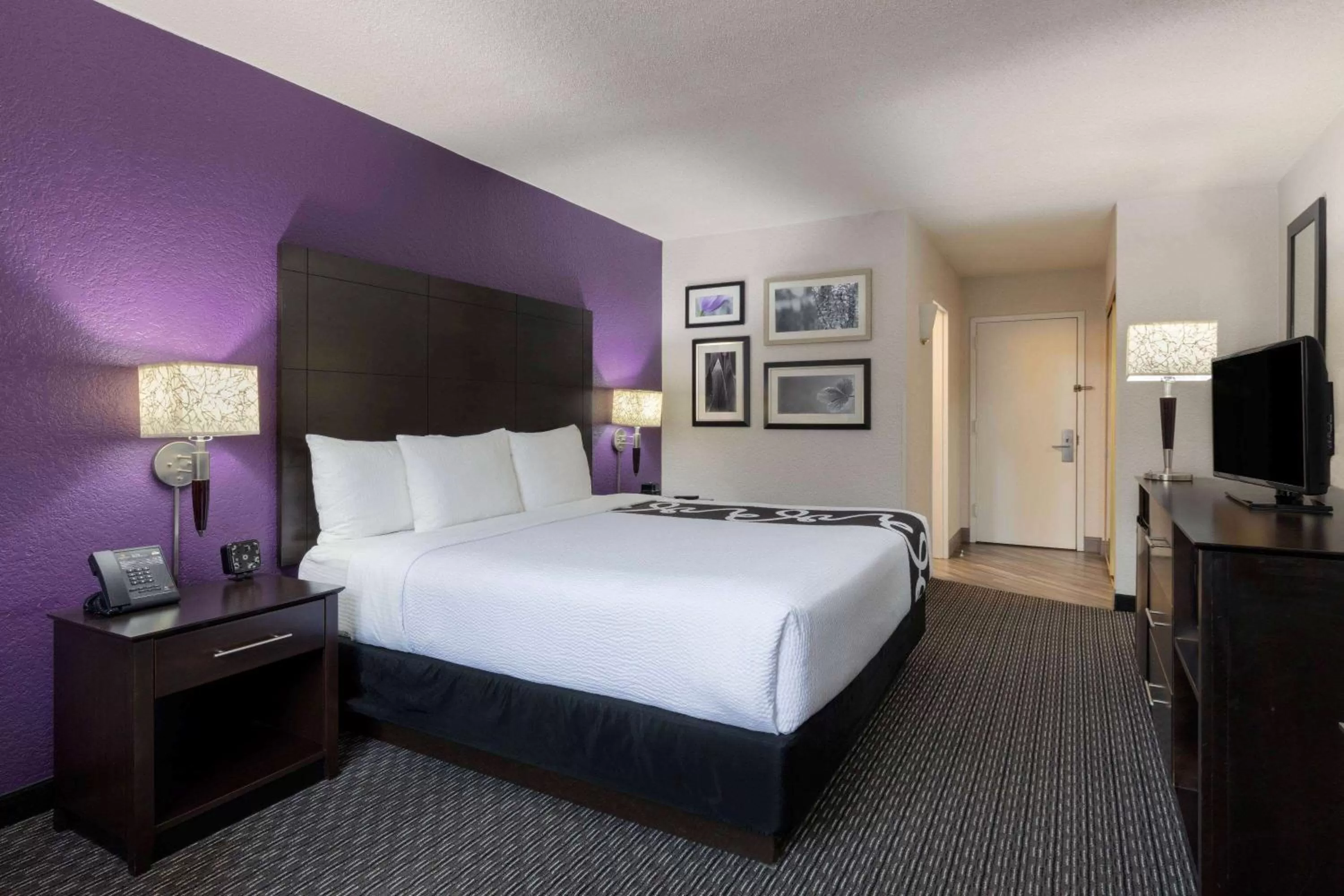 Photo of the whole room, Bed in La Quinta by Wyndham Clifton/Rutherford