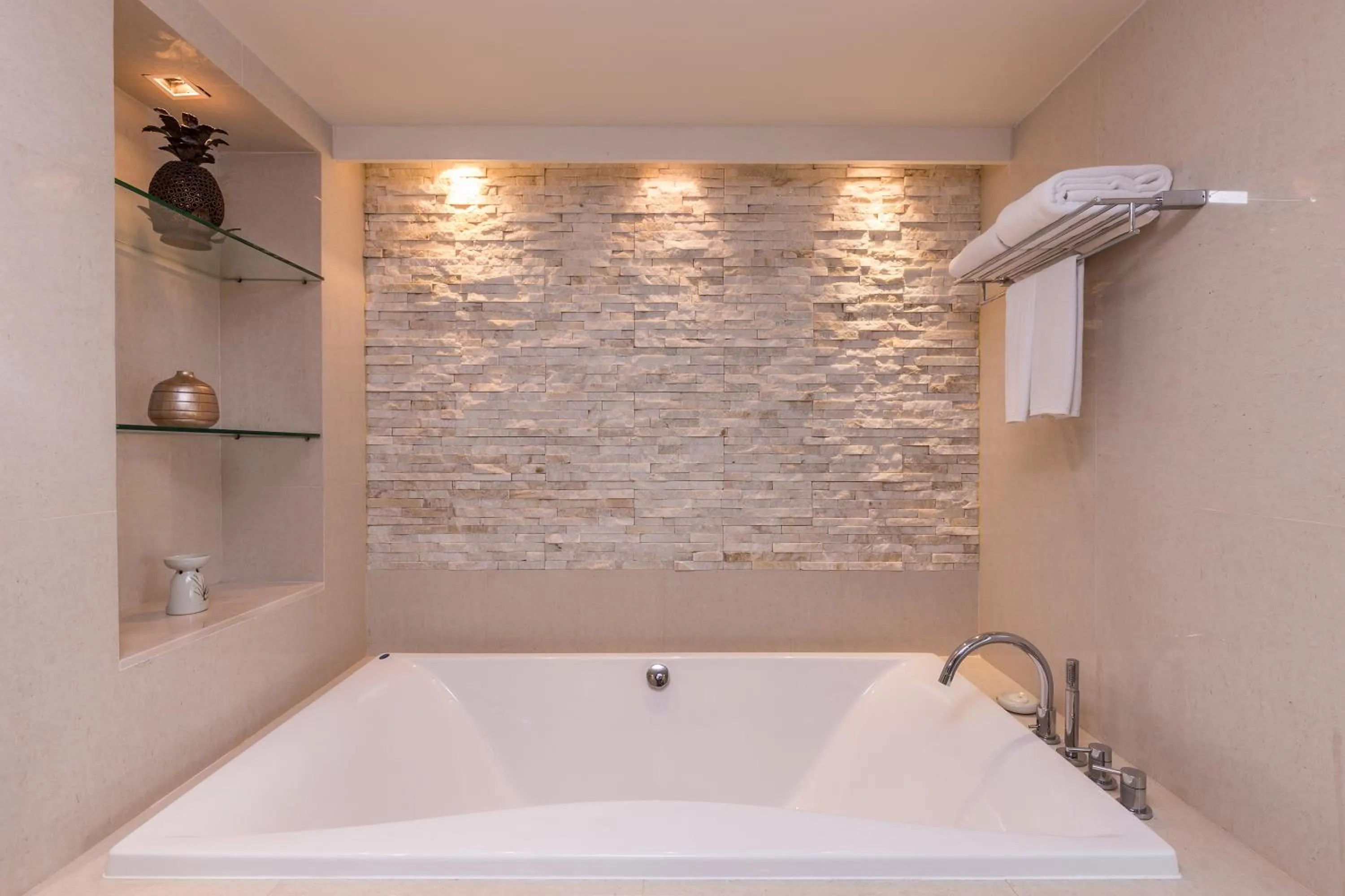 Bath in Summit Windmill Golf Suite Hotel at Suvarnabhumi