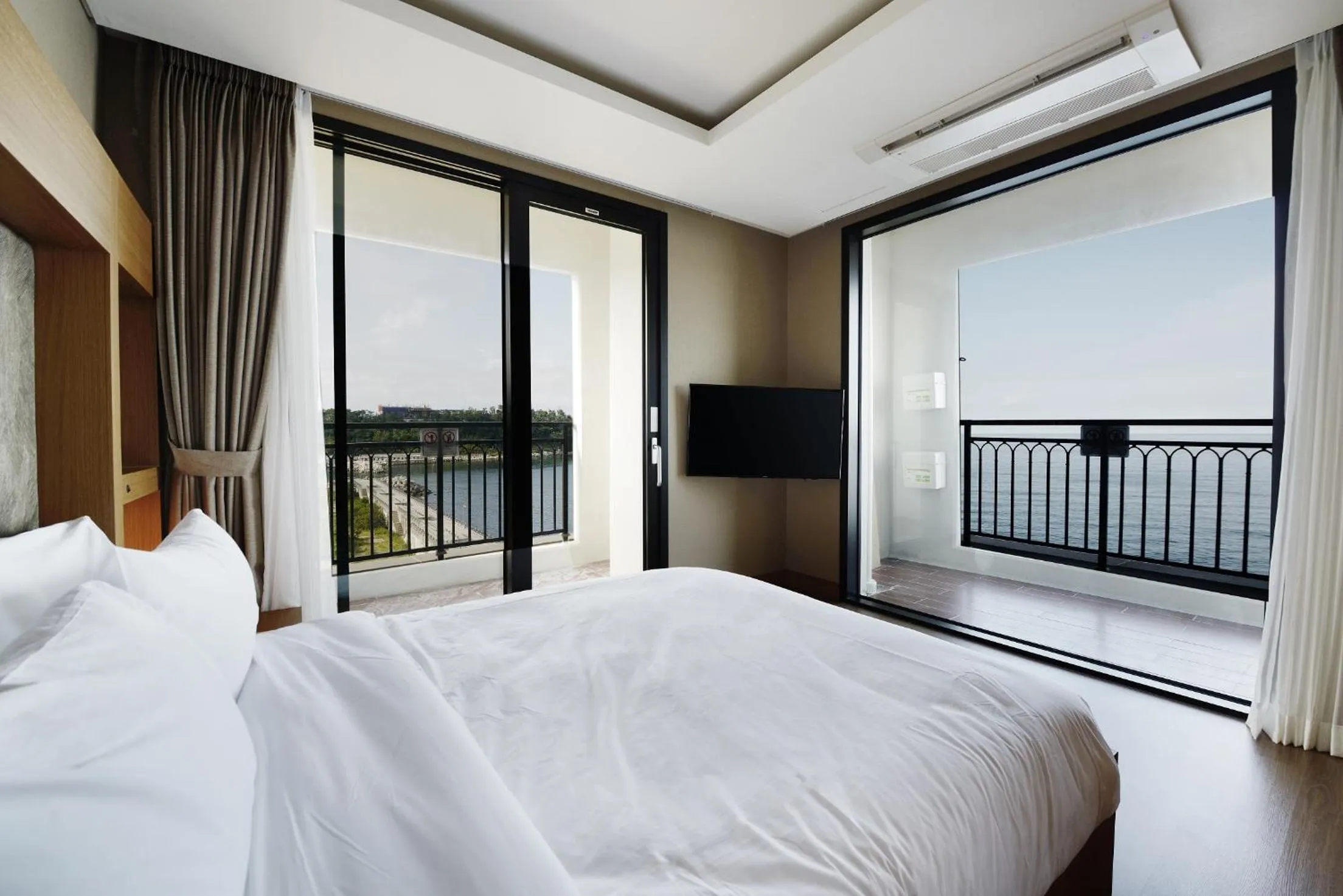 Bedroom, Bed in Ramada by Wyndham Gangwon Sokcho