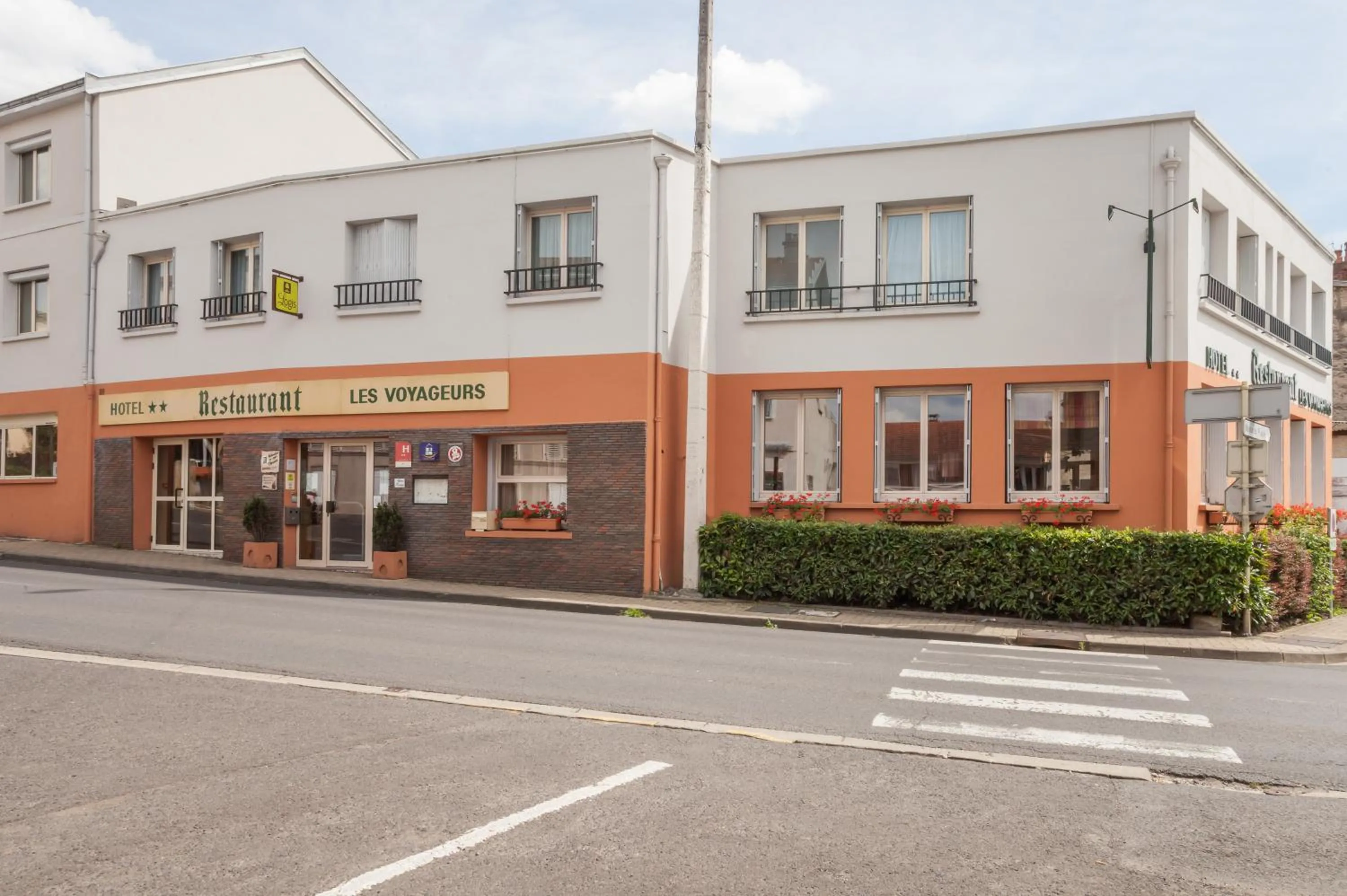 Facade/entrance in Logis Hôtel Les Voyageurs