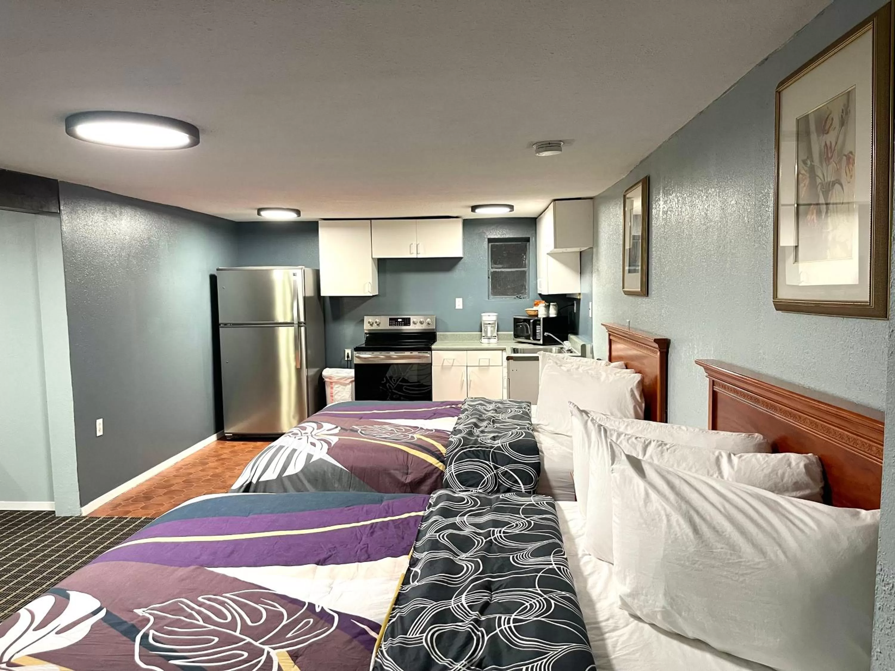 Bed in Annie Oakley Motel Oakley