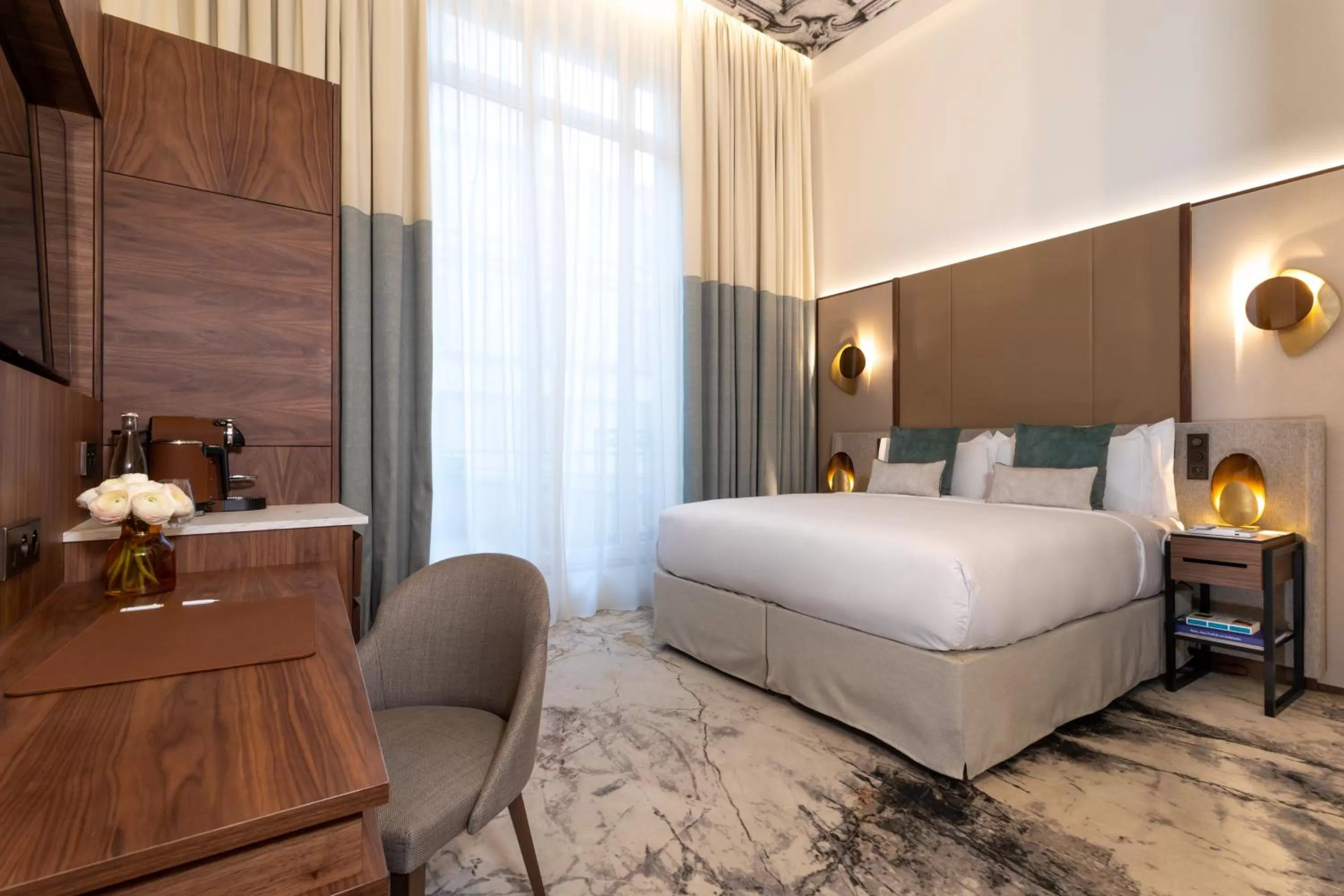 Photo of the whole room, Bed in InterContinental Paris Champs Elysées Etoile by IHG