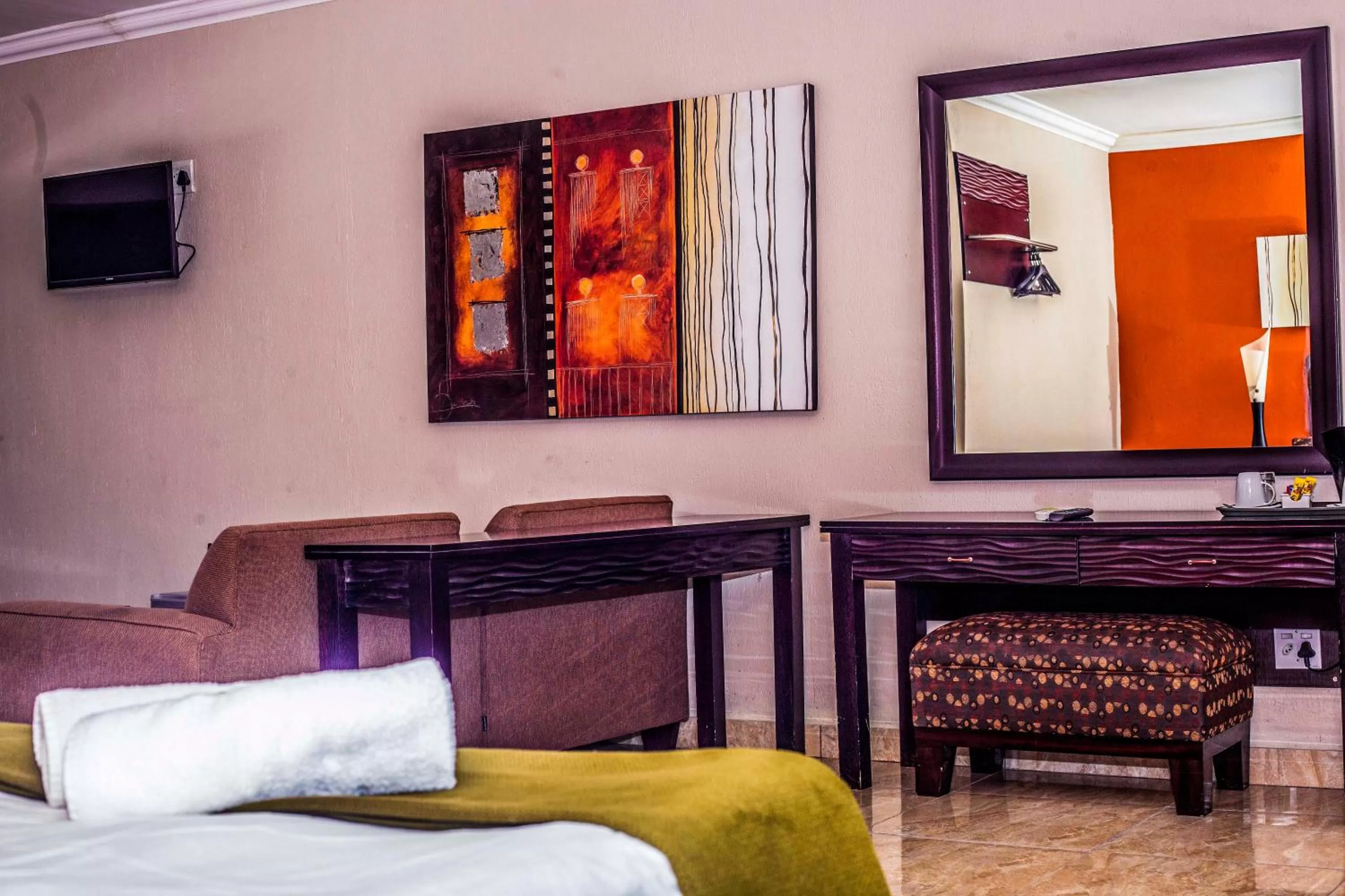 Bed in Coyotes Hotel & Conference Centre