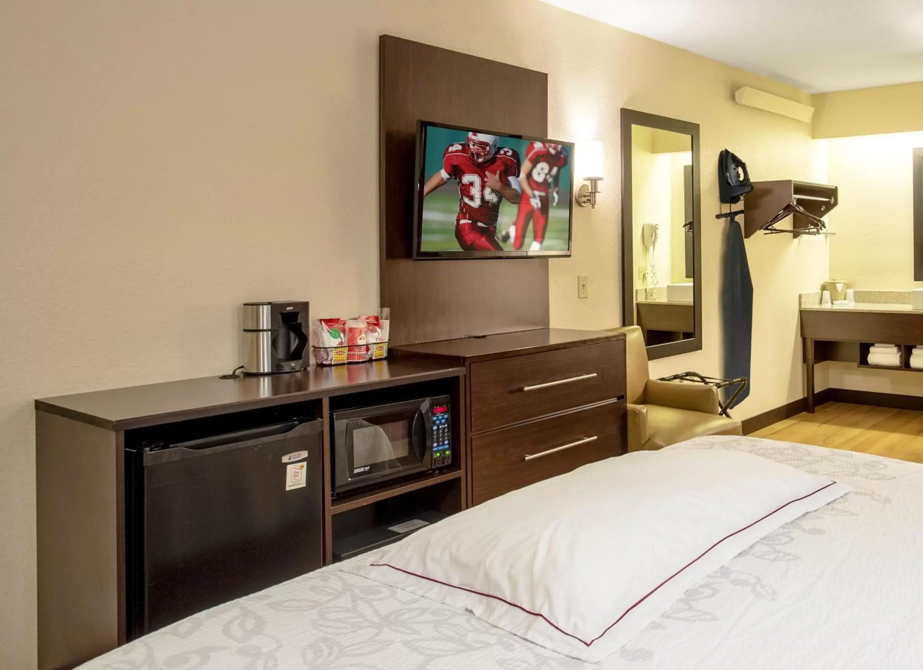Premium King Room Disability Access Roll-In Shower Smoke Free (Upgraded Bedding & Snack) in Red Roof Inn PLUS+ Secaucus - Meadowlands Premium King Room Disability Access Roll-In Shower Smoke Free (Upgraded Bedding & Snack) in Red Roof Inn PLUS+ Secaucus - Meadowlands