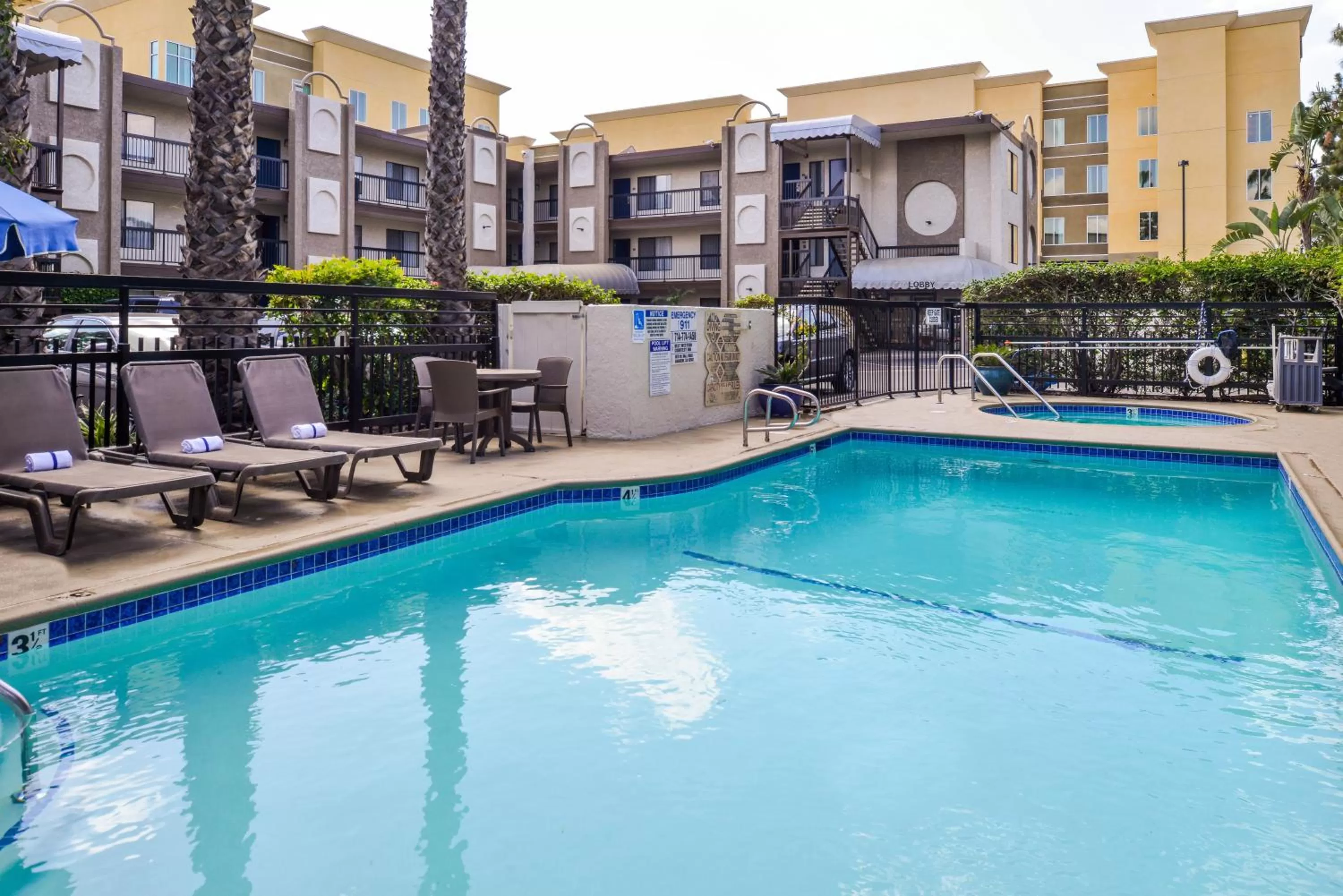 Swimming pool in Best Western Courtesy Inn Hotel - Anaheim Resort at the Park