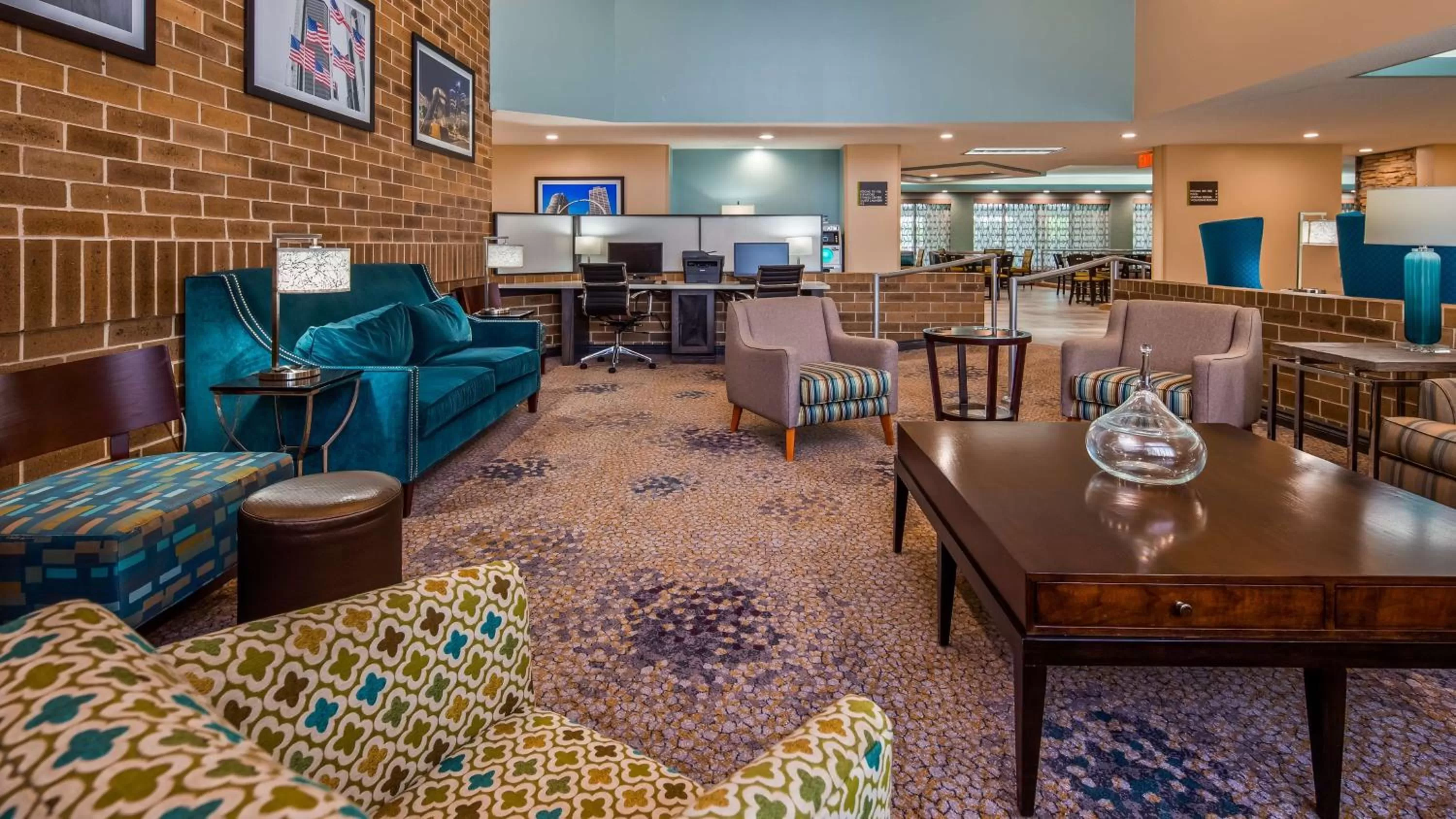 Lobby or reception in Best Western Warren Hotel