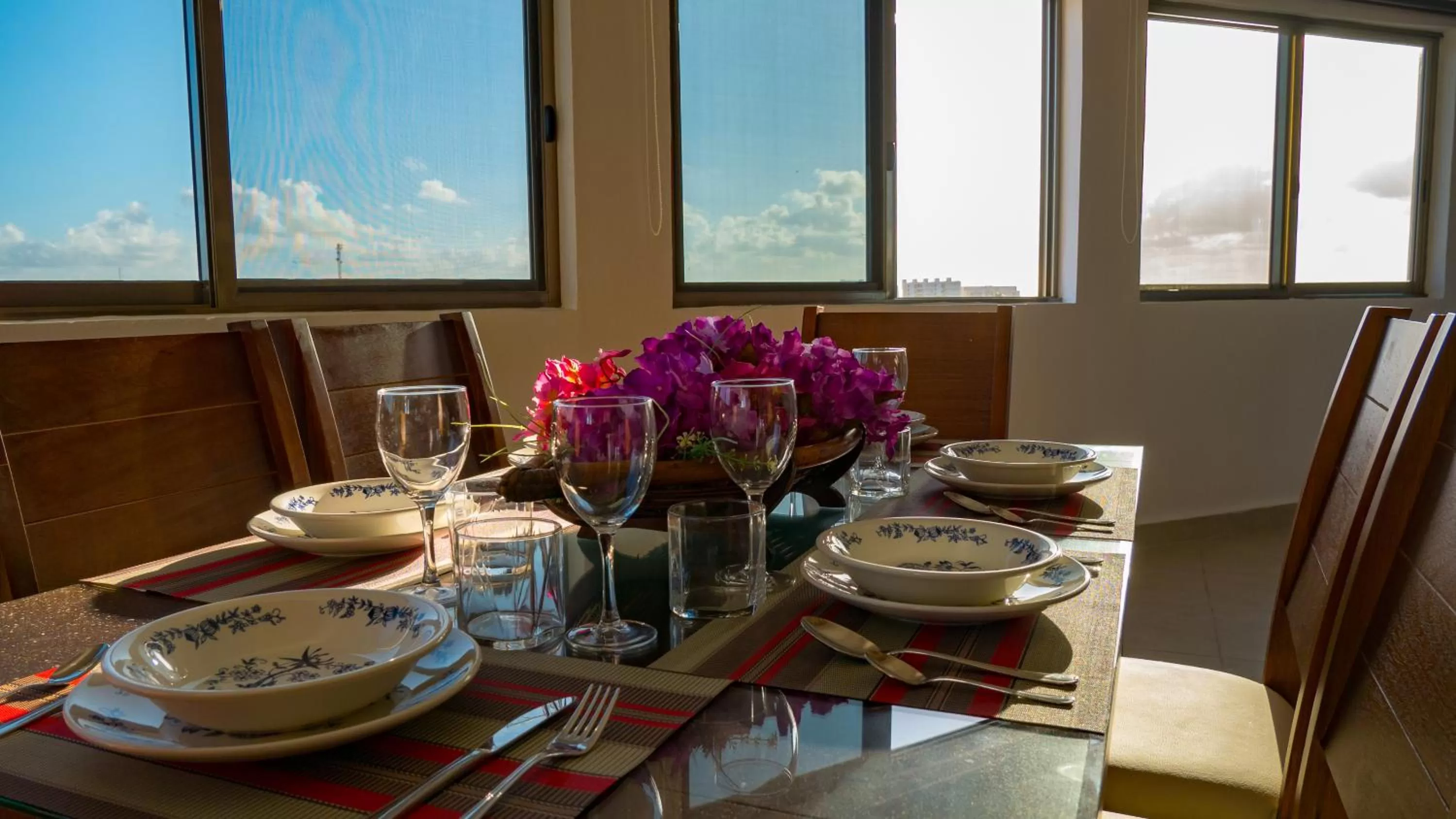 Photo of the whole room, Restaurant/Places to Eat in Suite Isla Mujeres