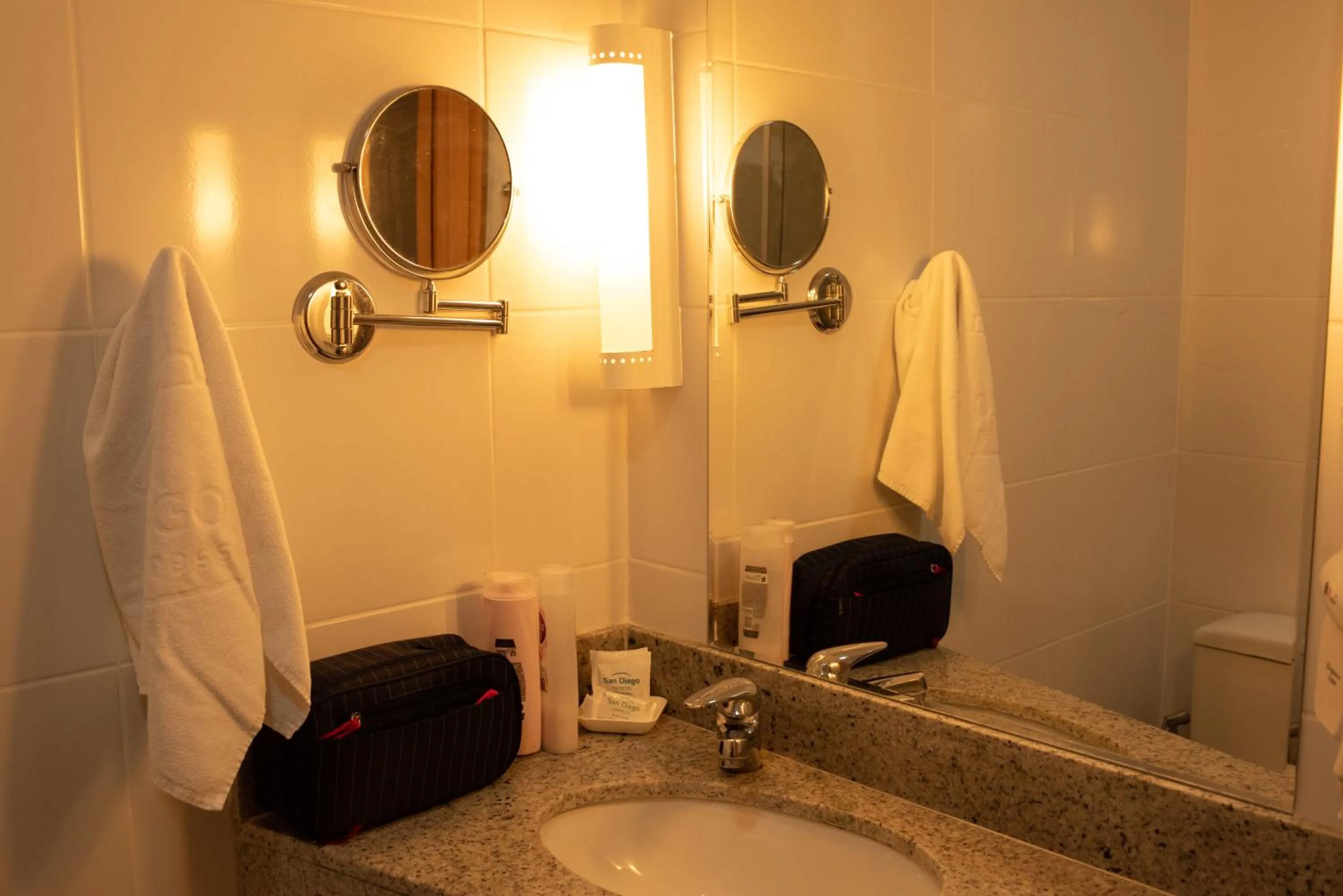 Bathroom in San Diego Express Barro Preto