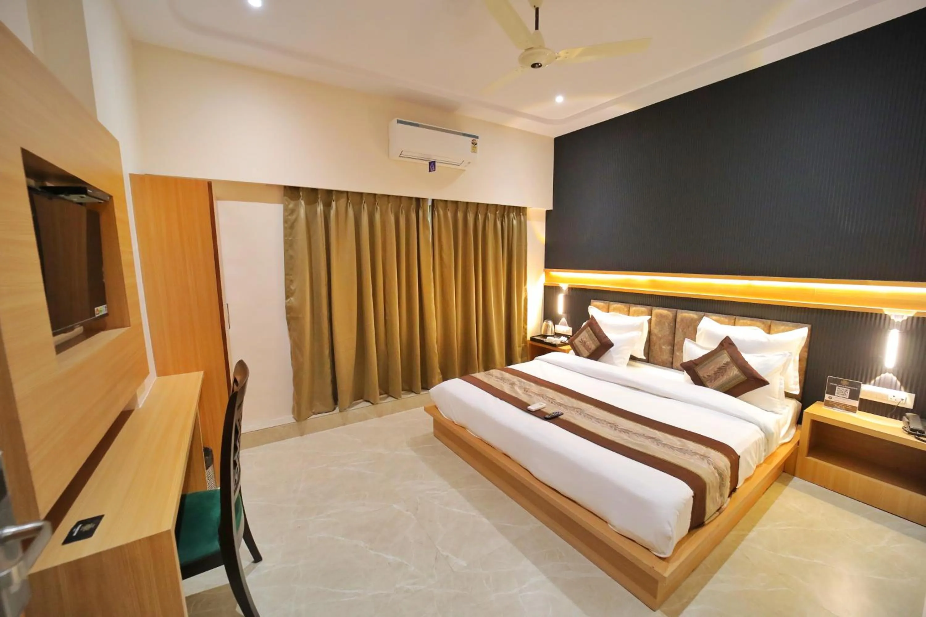 Photo of the whole room, Bed in HOTEL ALFA EXECUTIVE