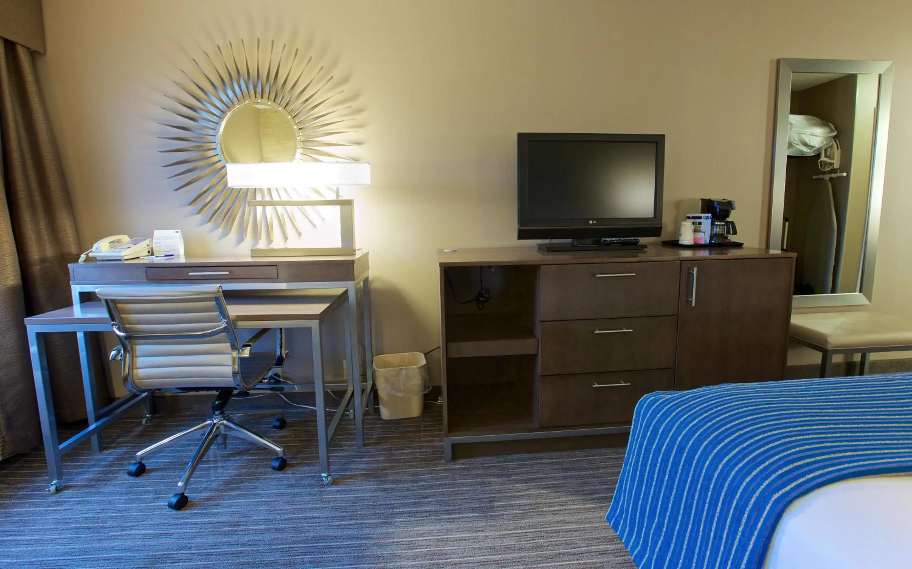 Photo of the whole room, Bed in Holiday Inn Express Fargo - West Acres by IHG