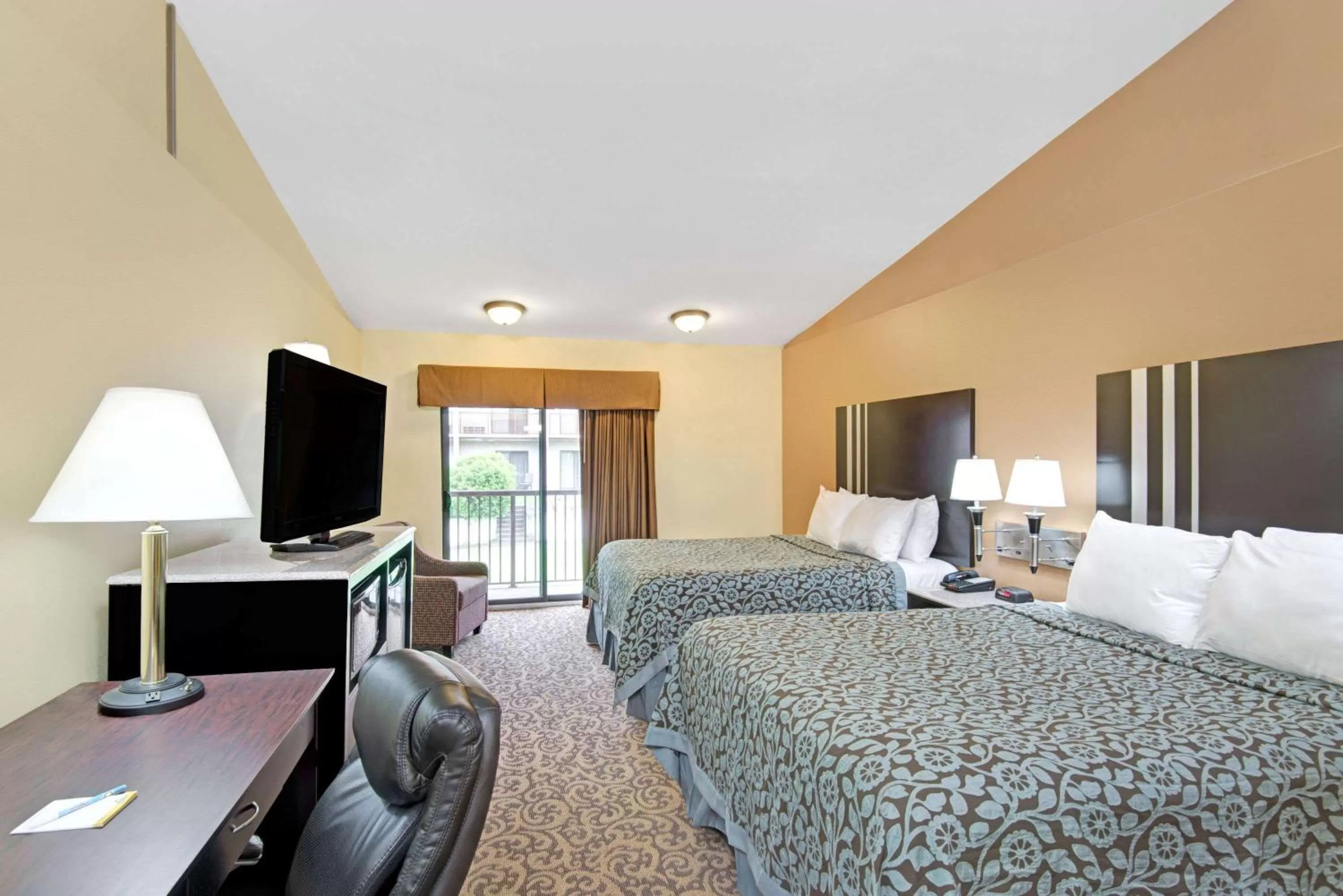 TV and multimedia, Bed in Days Inn by Wyndham Washington