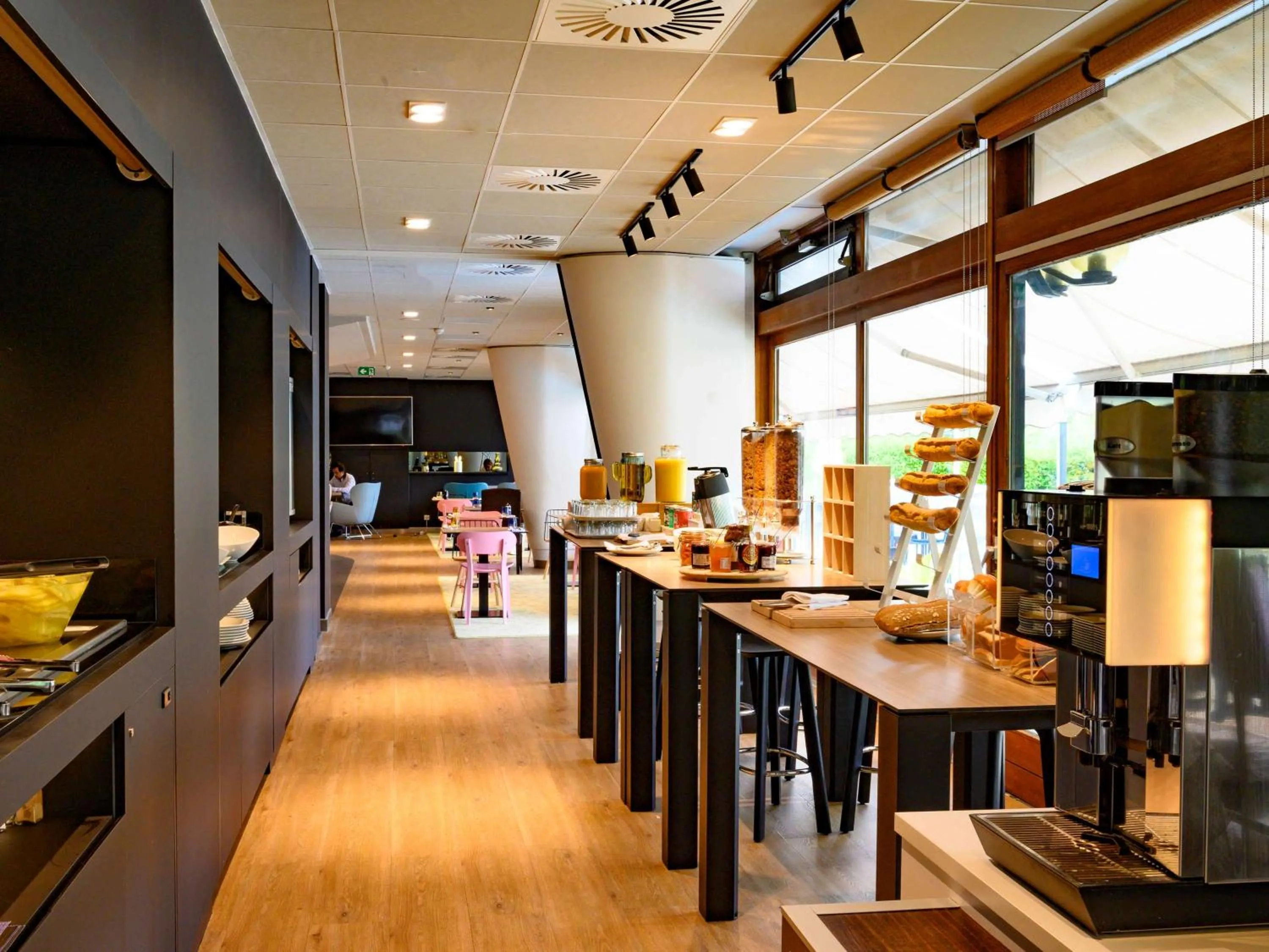 Restaurant/places to eat in Novotel Paris Créteil Le Lac