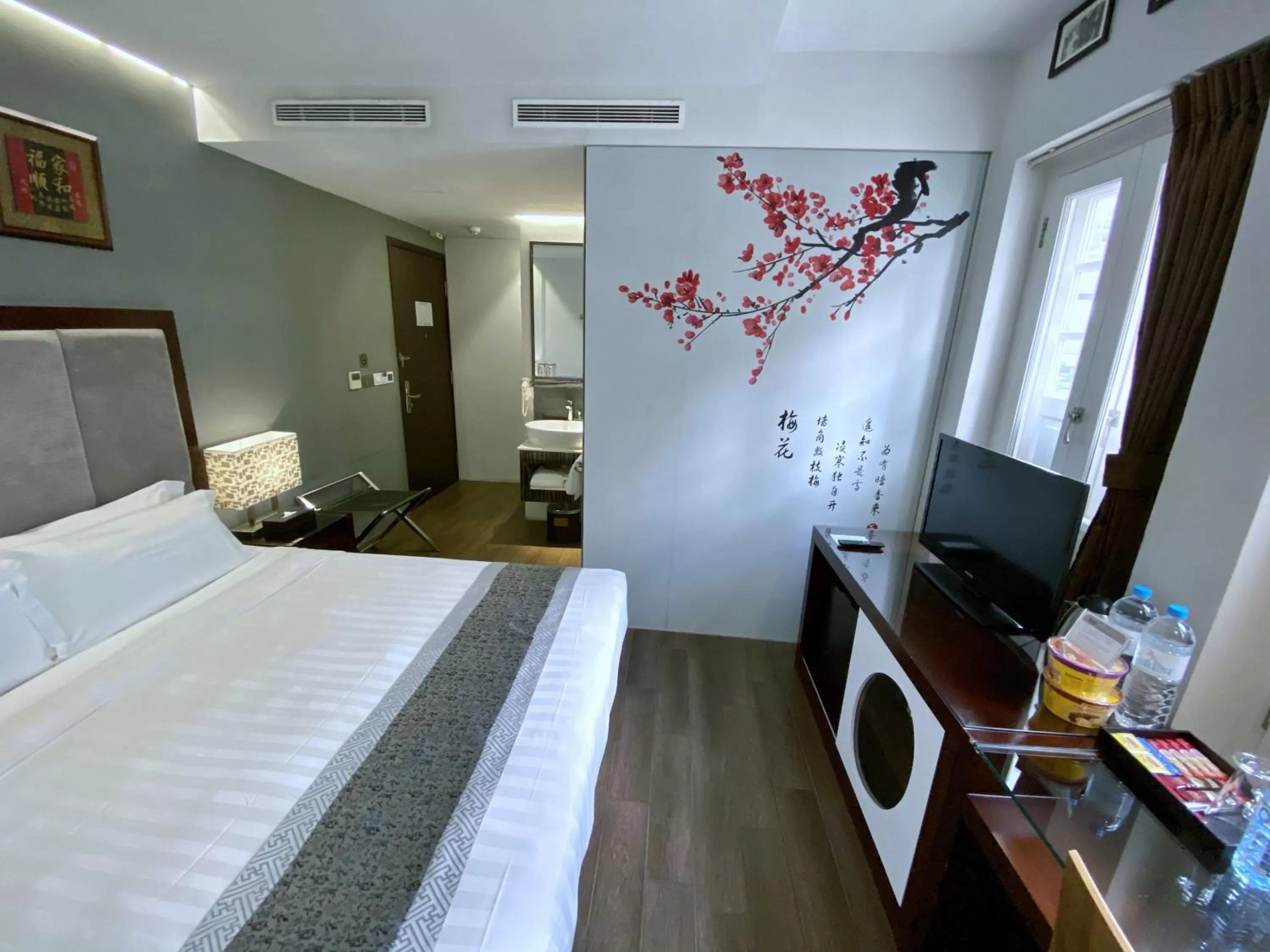 Photo of the whole room, Bed in Bliss Hotel Singapore