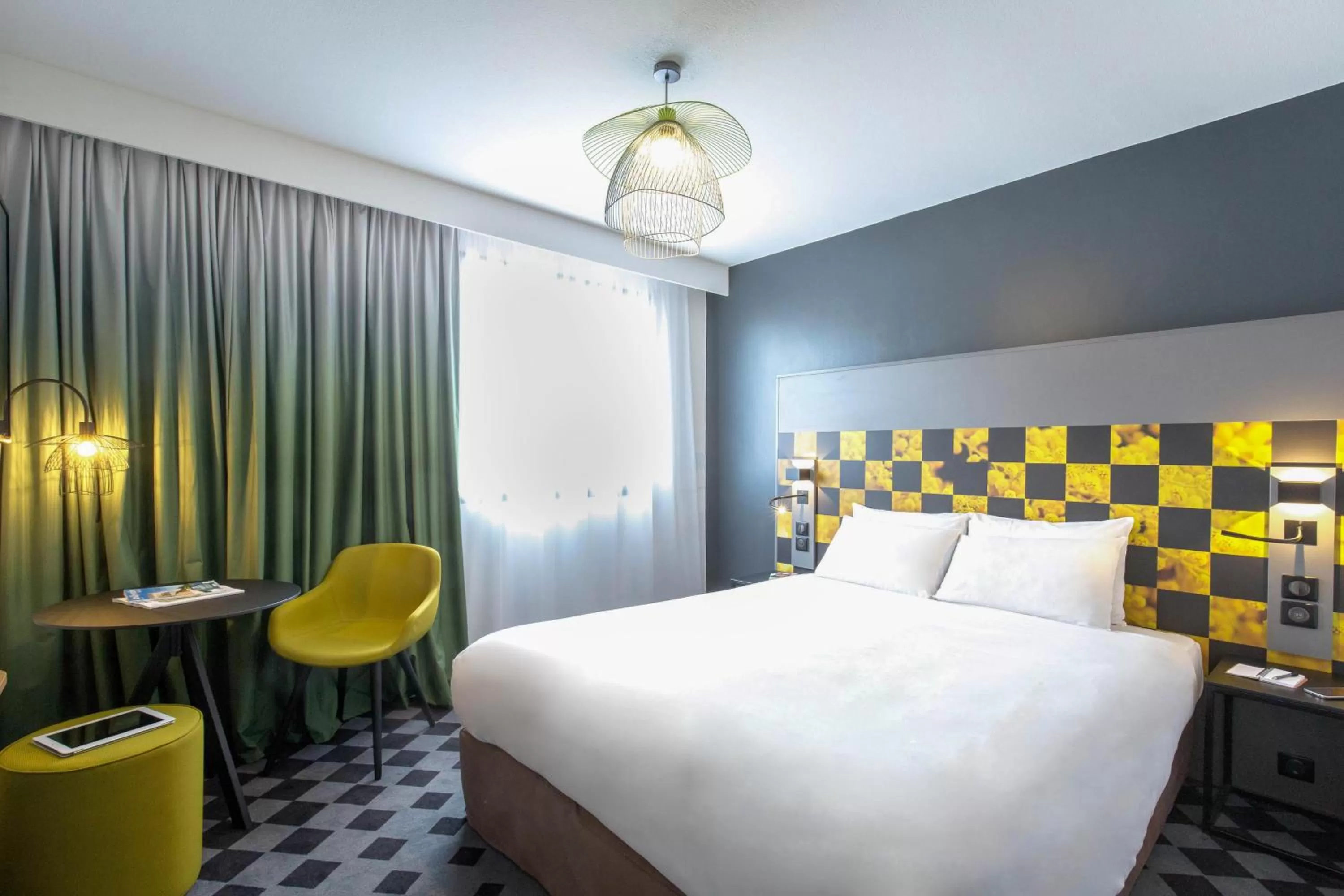 Photo of the whole room, Bed in Mercure Hyères Centre Côte d'Azur