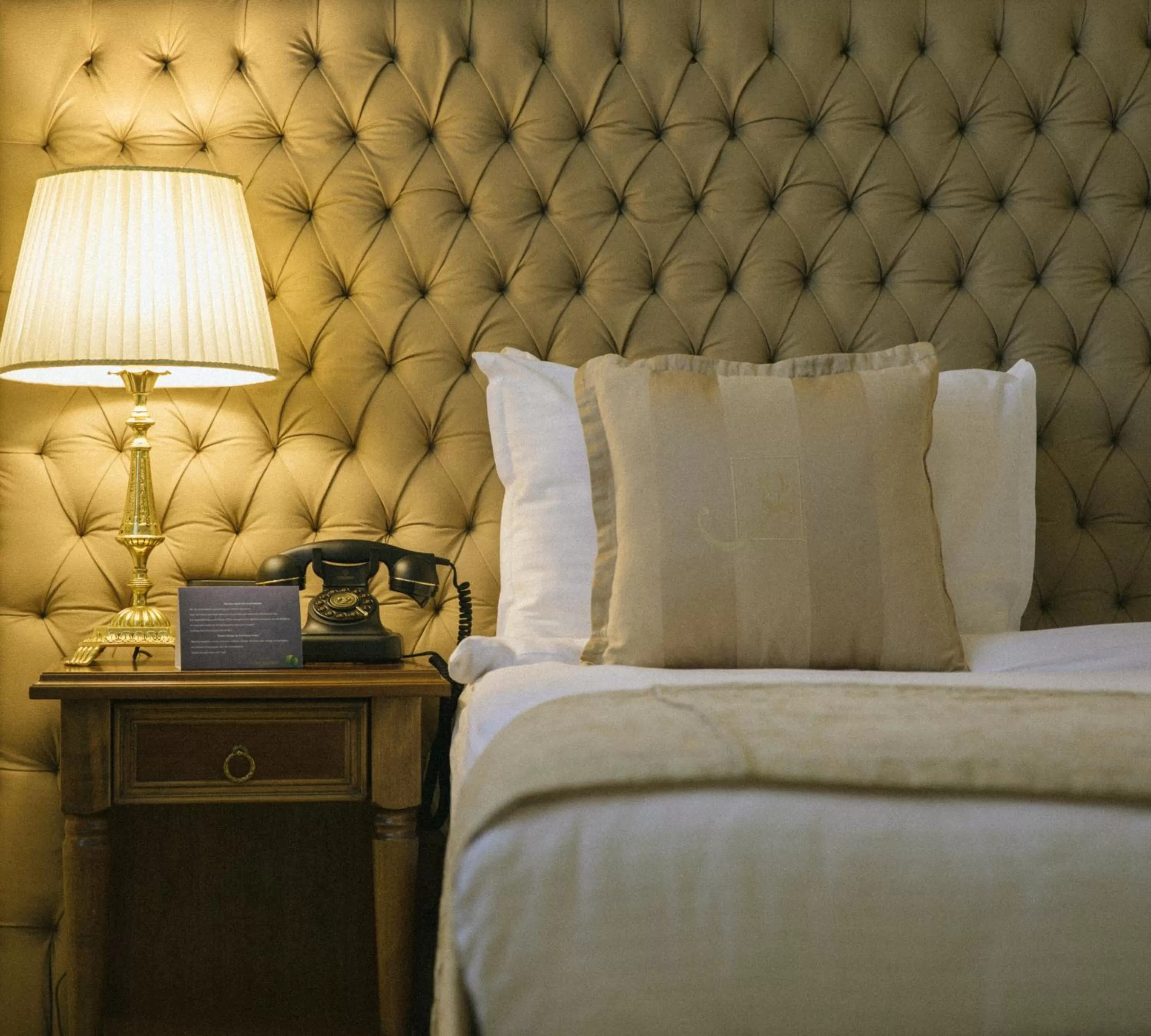 room service, Bed in Hotel Garden