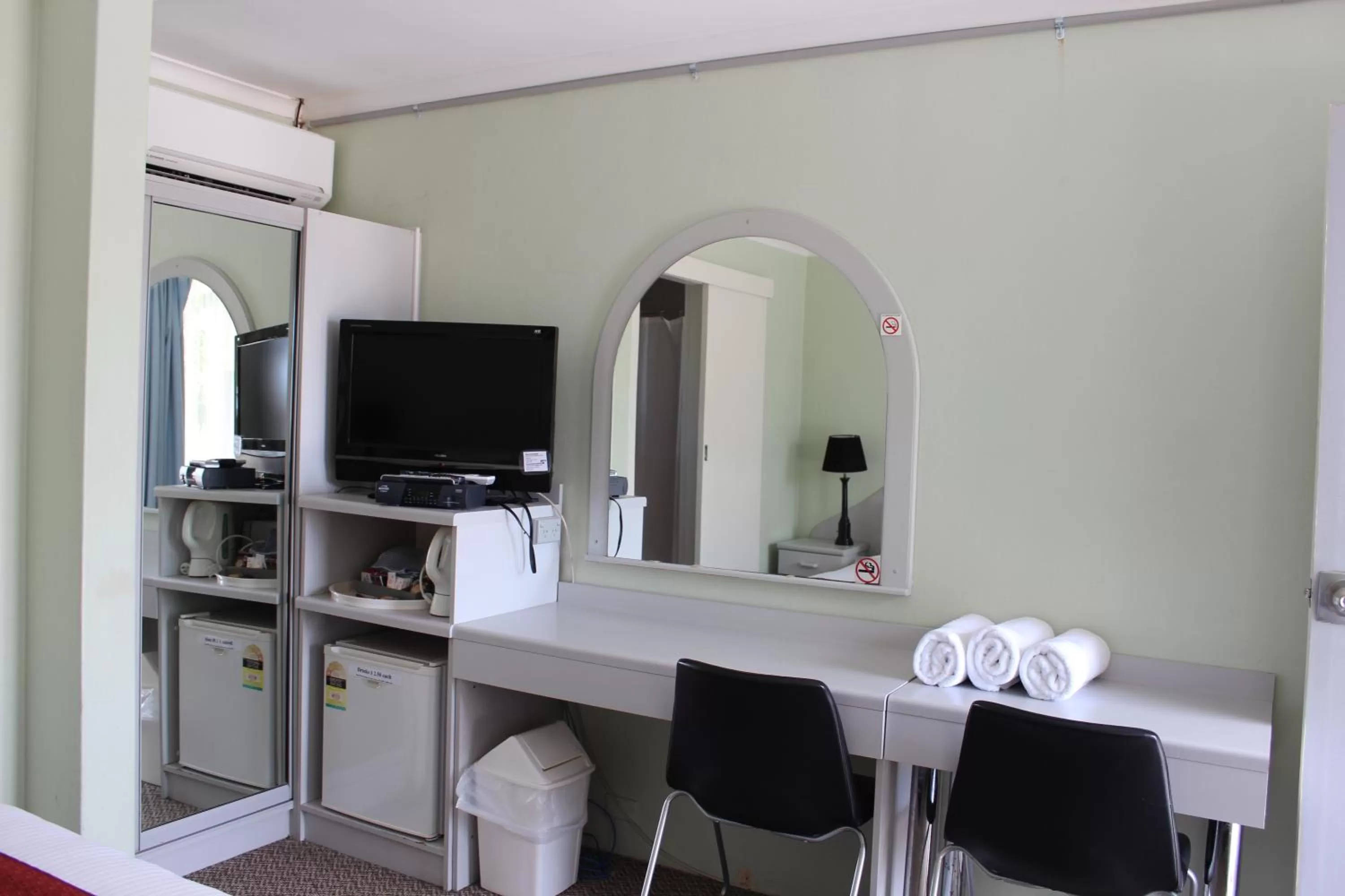 Bedroom in High Mountains Motor Inn