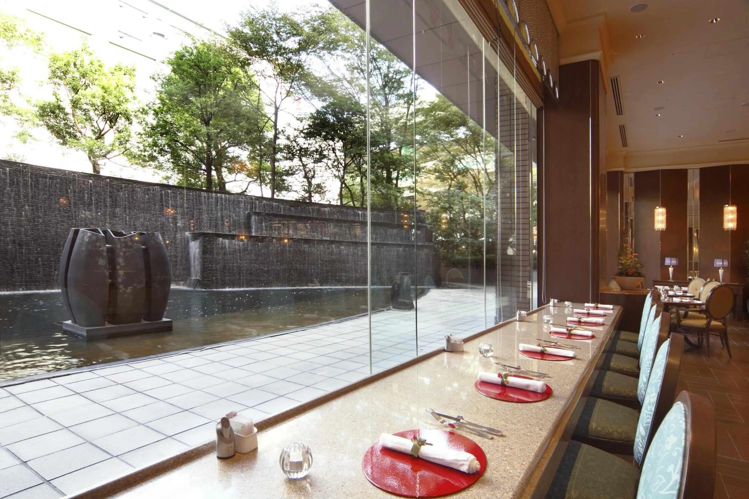 Restaurant/places to eat in Royal Park Hotel