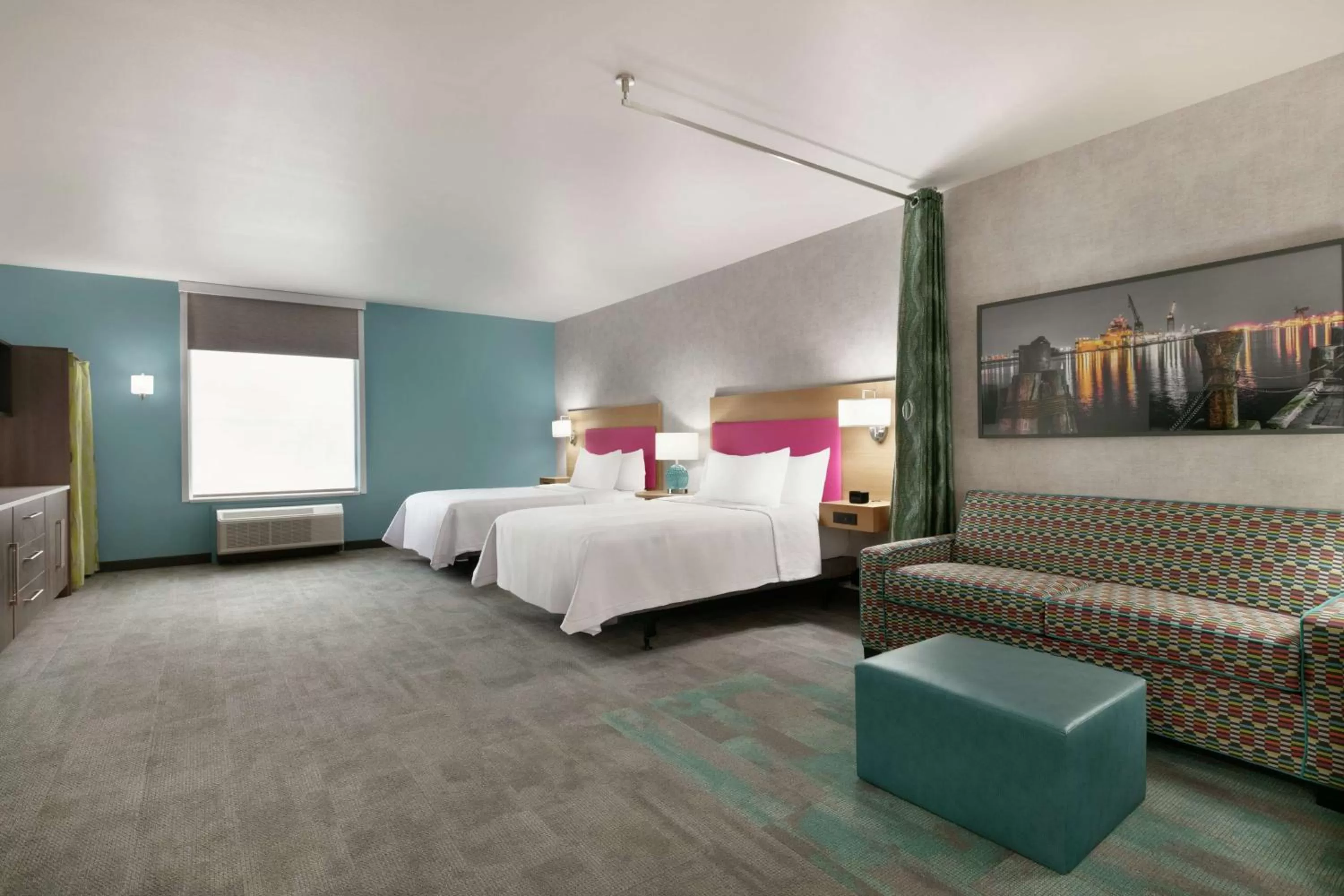 Living room, Bed in Home2 Suites By Hilton Norfolk Airport