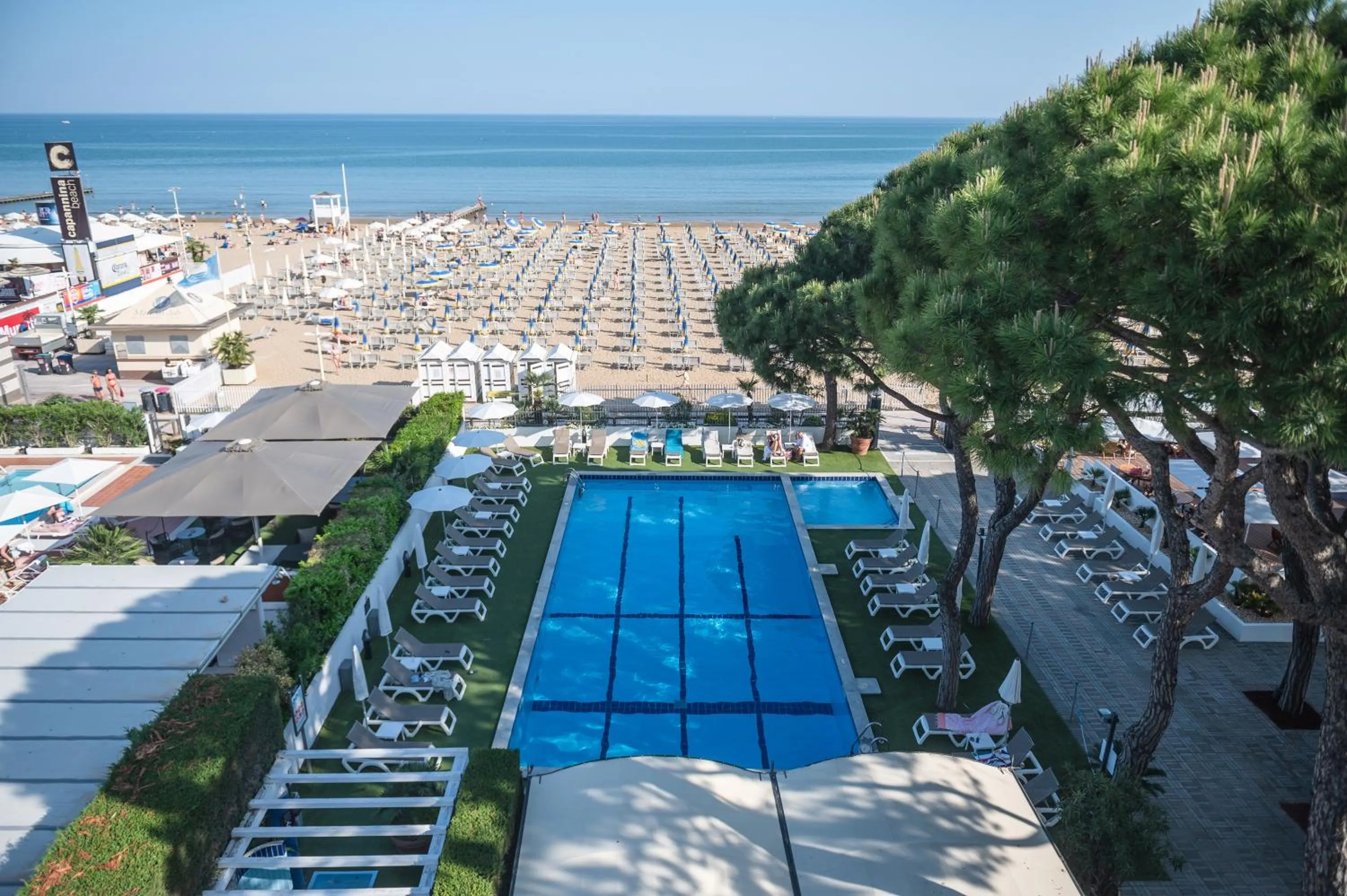 Swimming pool in Hotel Excelsior