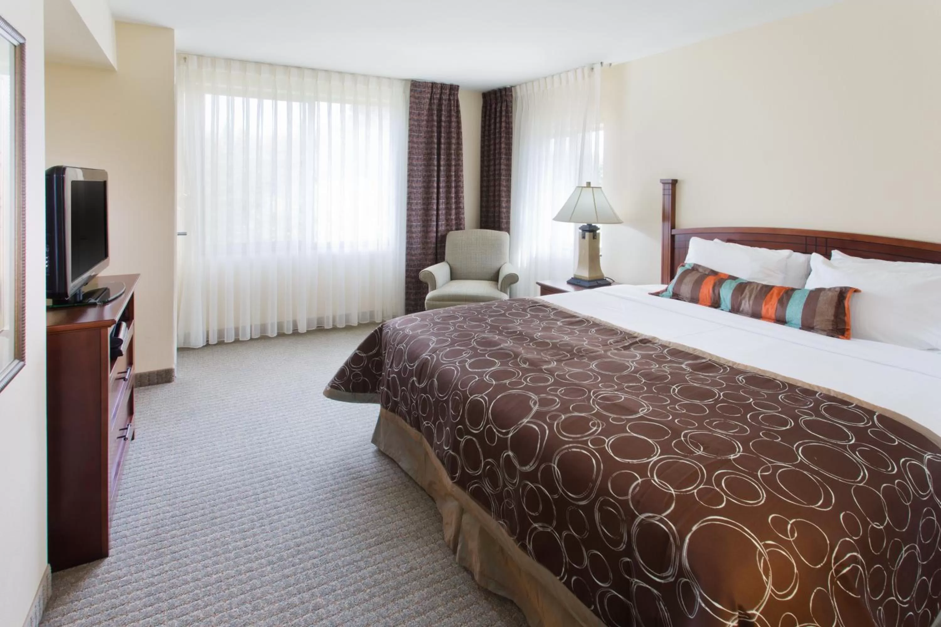 Photo of the whole room, Bed in Staybridge Suites Everett - Paine Field by IHG