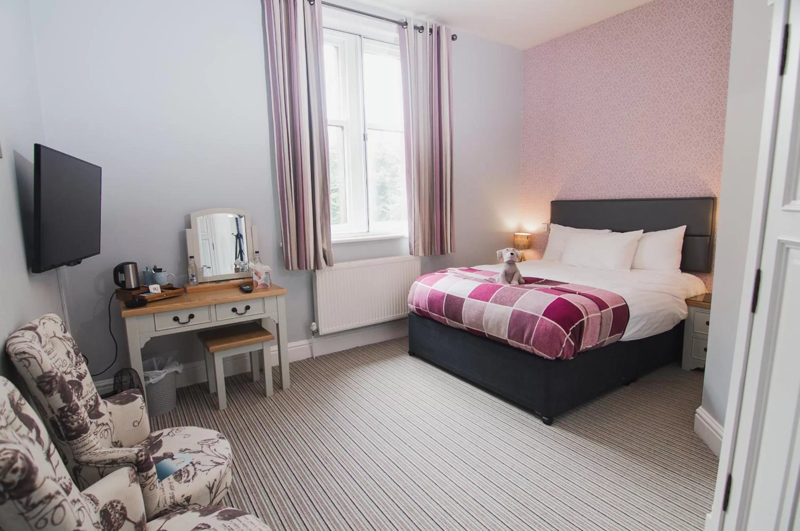 Bedroom, Bed in The Royal Hotel and Bar