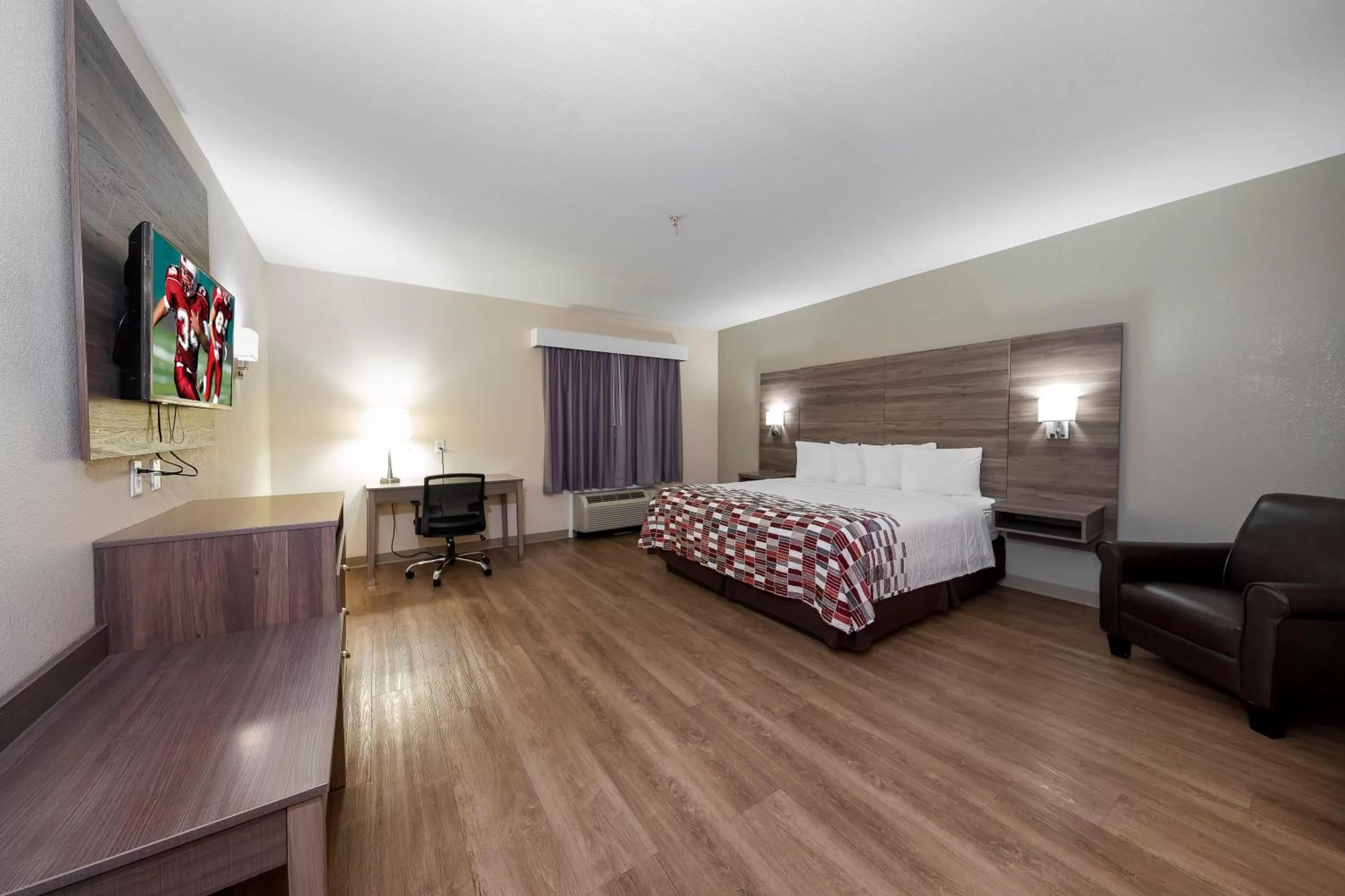 Photo of the whole room, Bed in Red Roof Inn Panama City