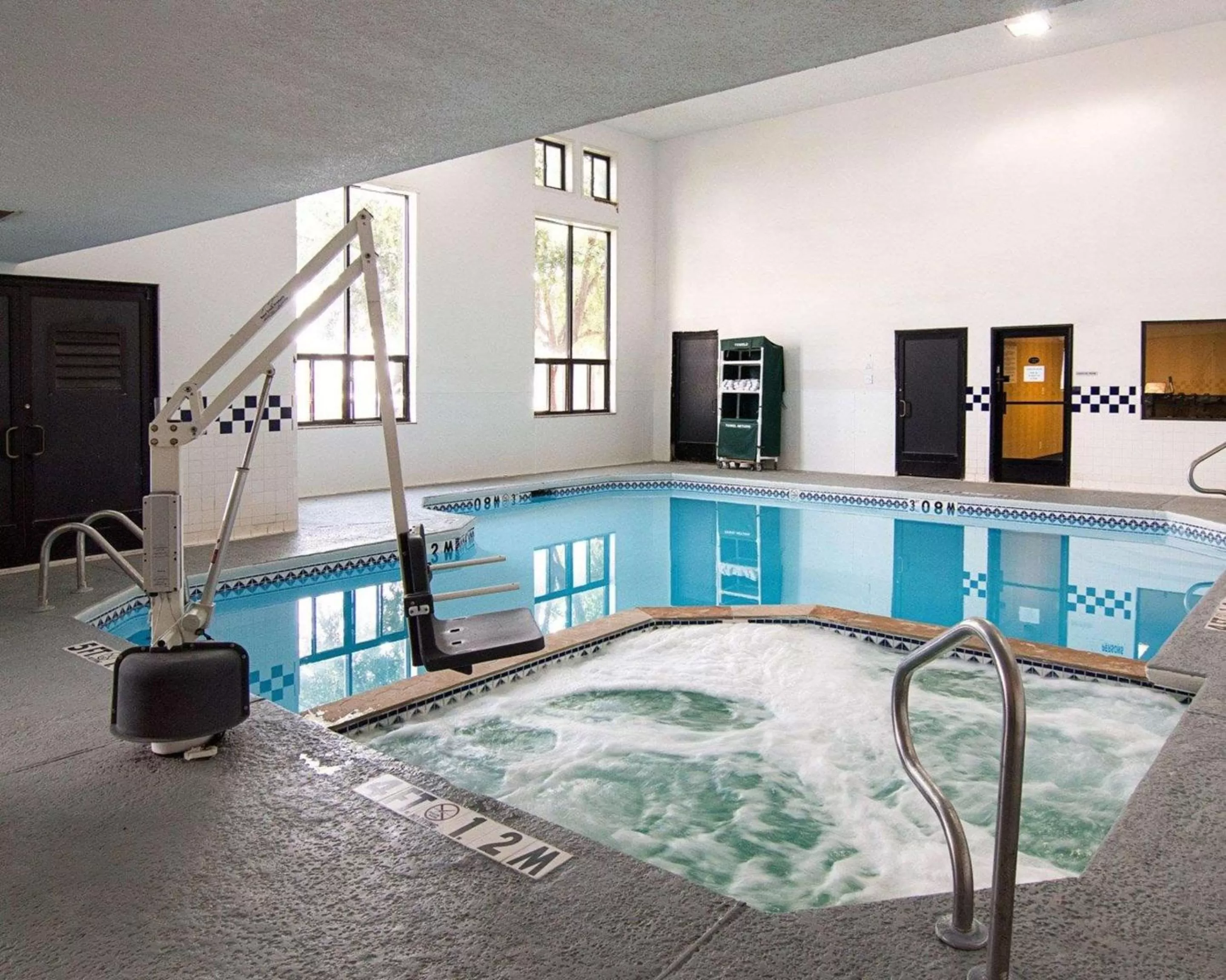 Swimming pool in Quality Inn Midland South