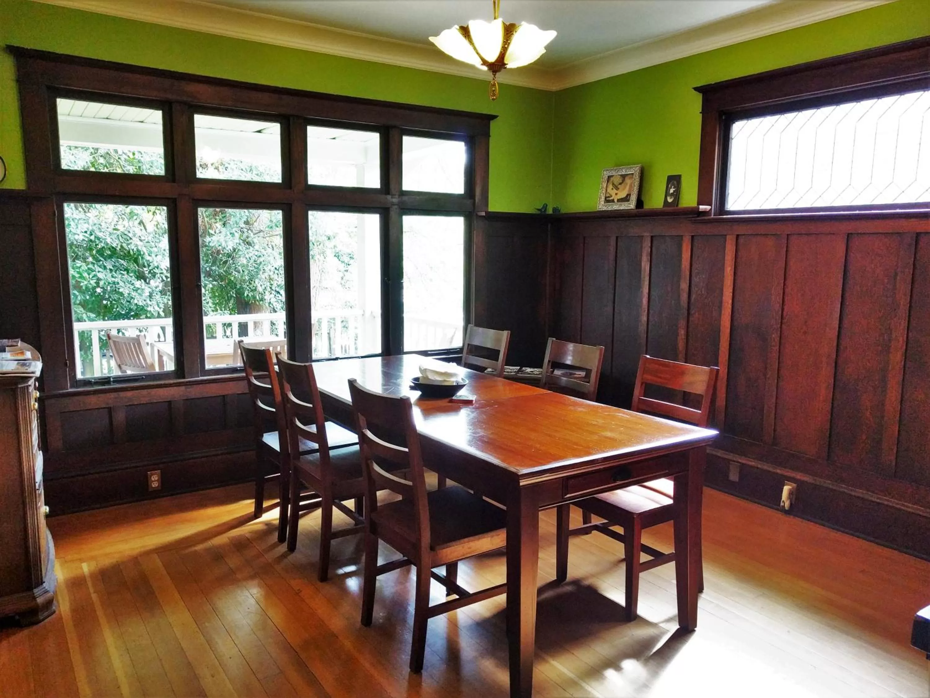 Communal lounge/ TV room in Bluebird Guesthouse