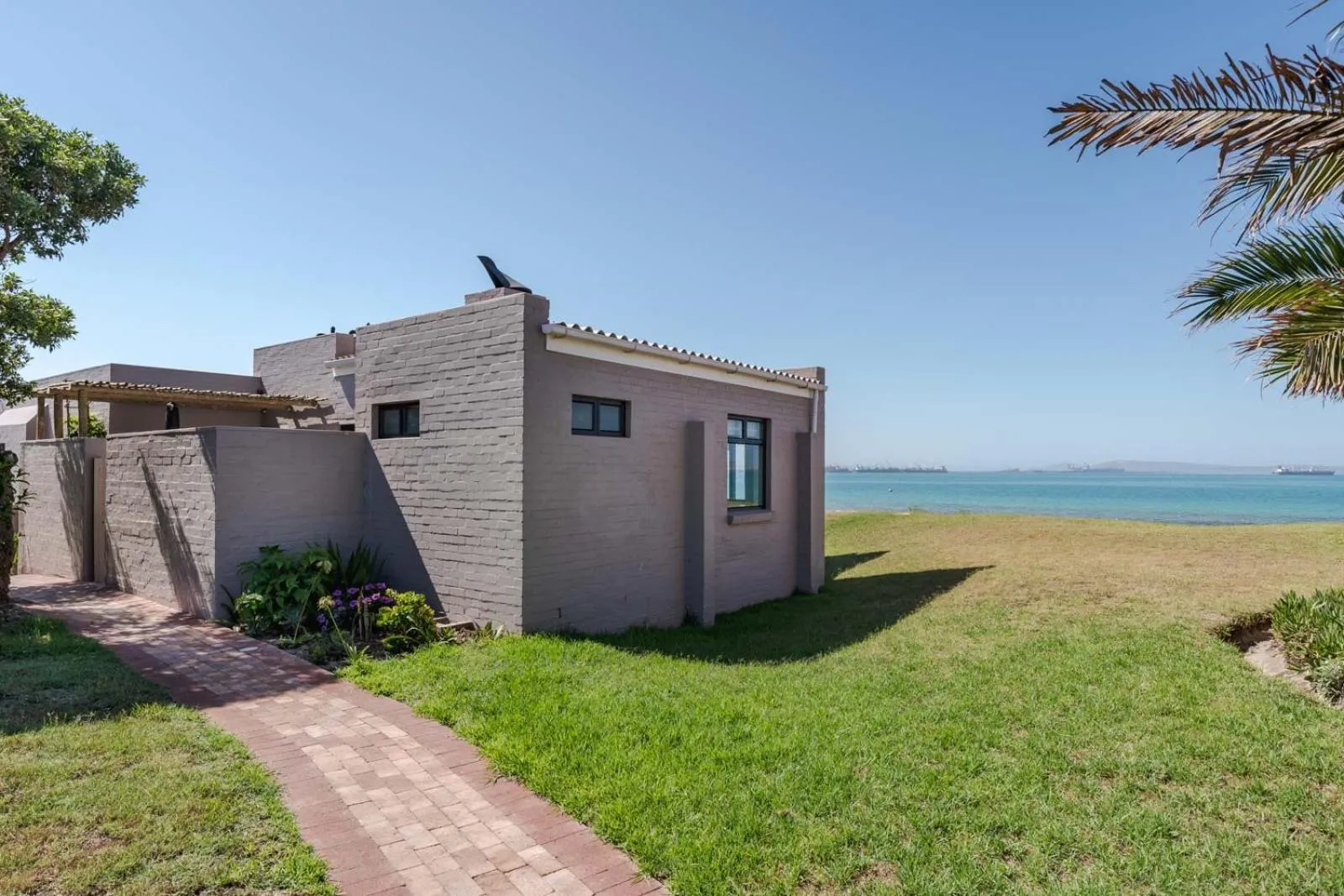 Property building in Blue Bay Lodge