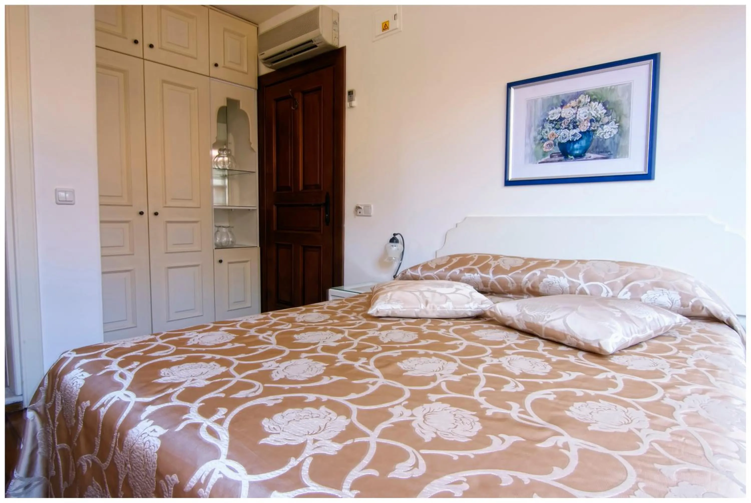 Bedroom, Bed in Minyon Hotel