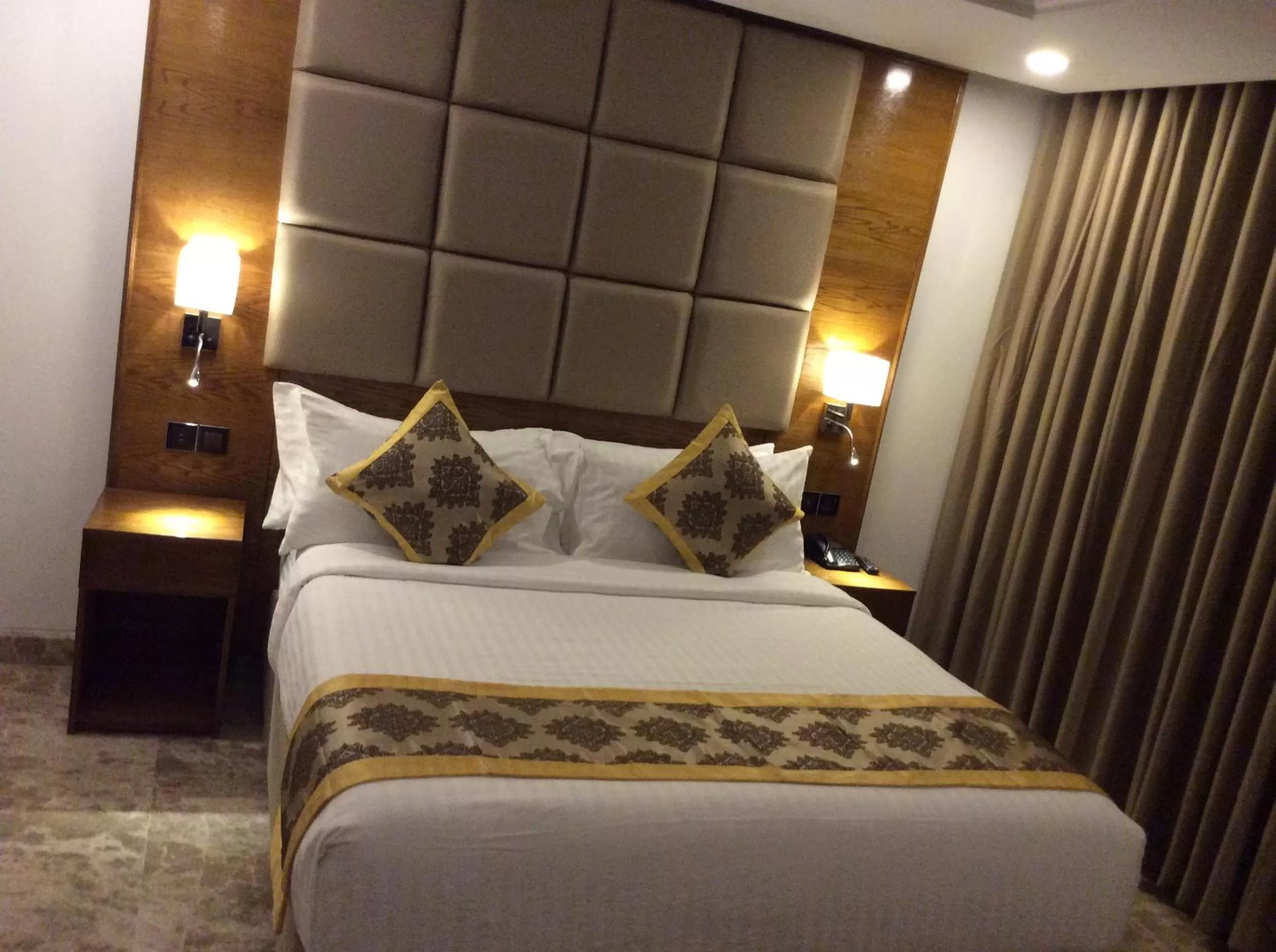 Bedroom, Bed in Marino Royal Hotel