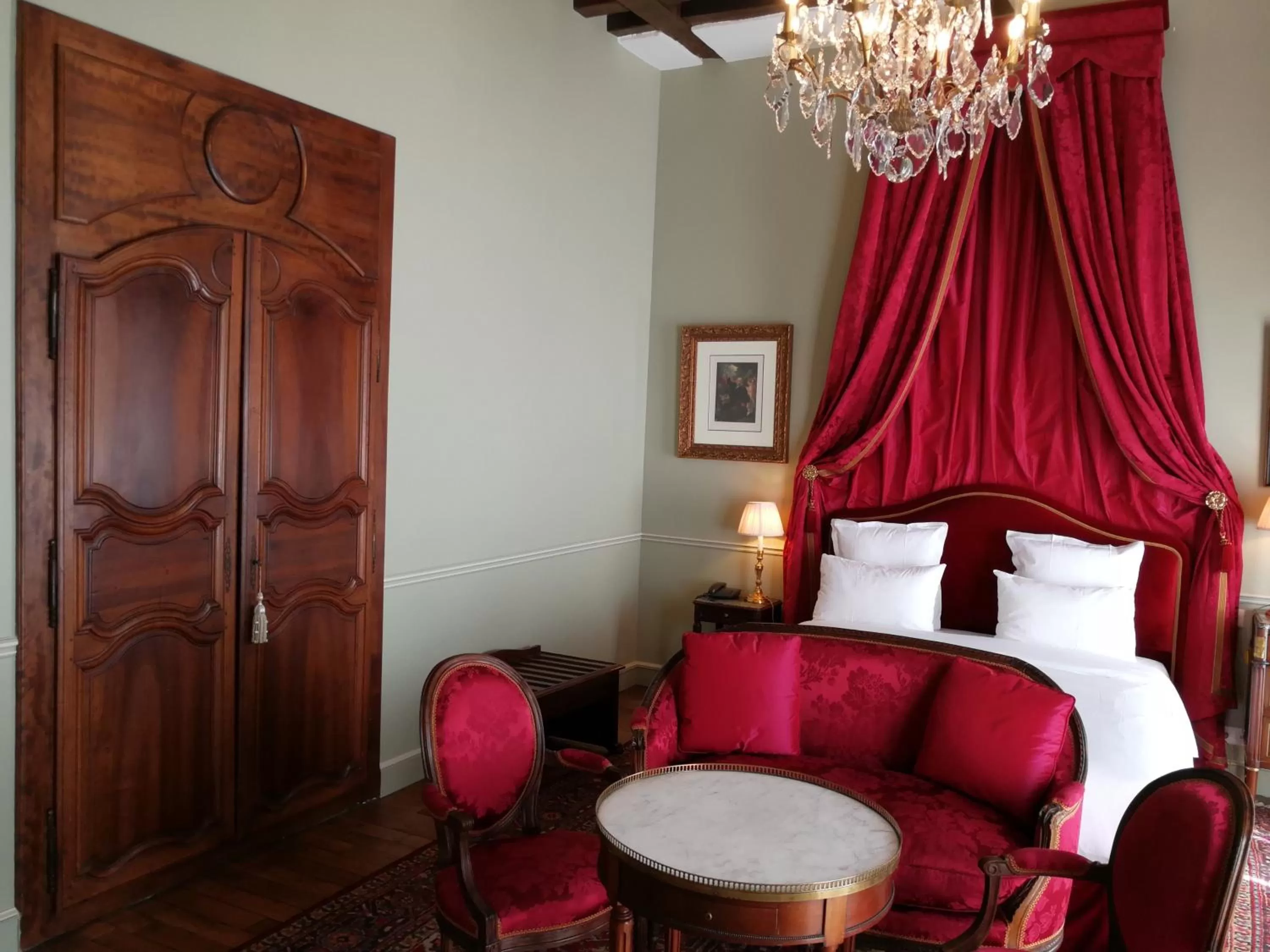 Living room, Bed in Hotel d'Angleterre